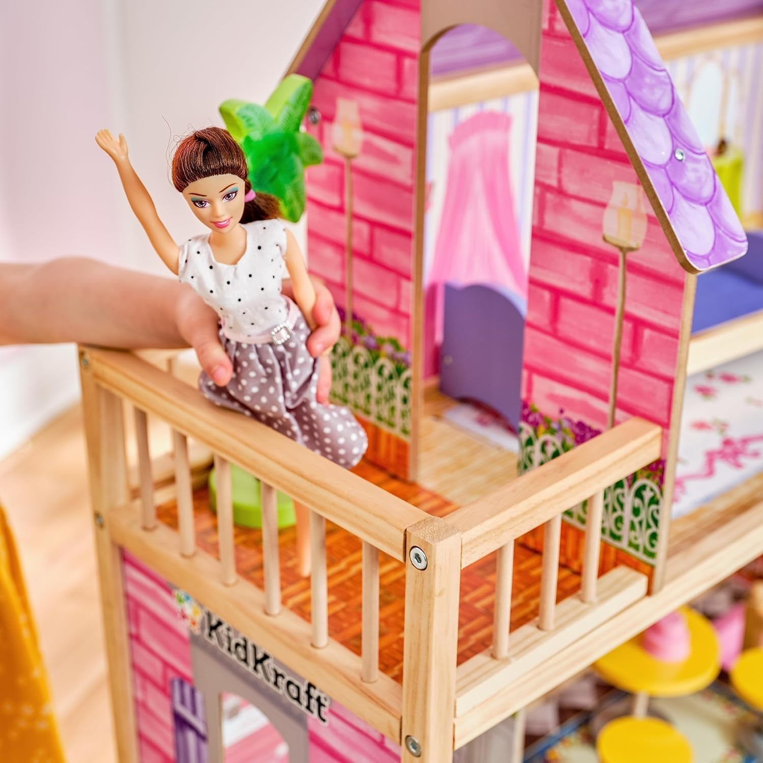 Drewniany domek dla lalek Kidkraft Kayla z meblami i akcesoriami, 3-poziomowy zestaw dla lalek 30 cm, zabawka dla 3 lat, 65092 — wyłącznie w sklepie Amazon Dollhouses Naty Shop