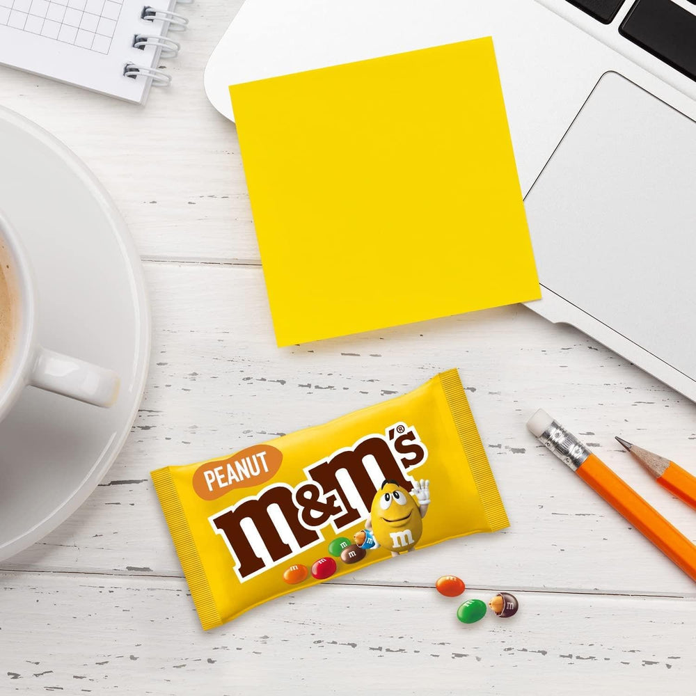 M&M's Peanut Chocolate Opakowanie zbiorcze 24 x 45 g Czekoladowa soczewica o smaku orzechowym Prezent czekoladowy (1080 g) Idealny jako poczęstunek o tematyce piłkarskiej