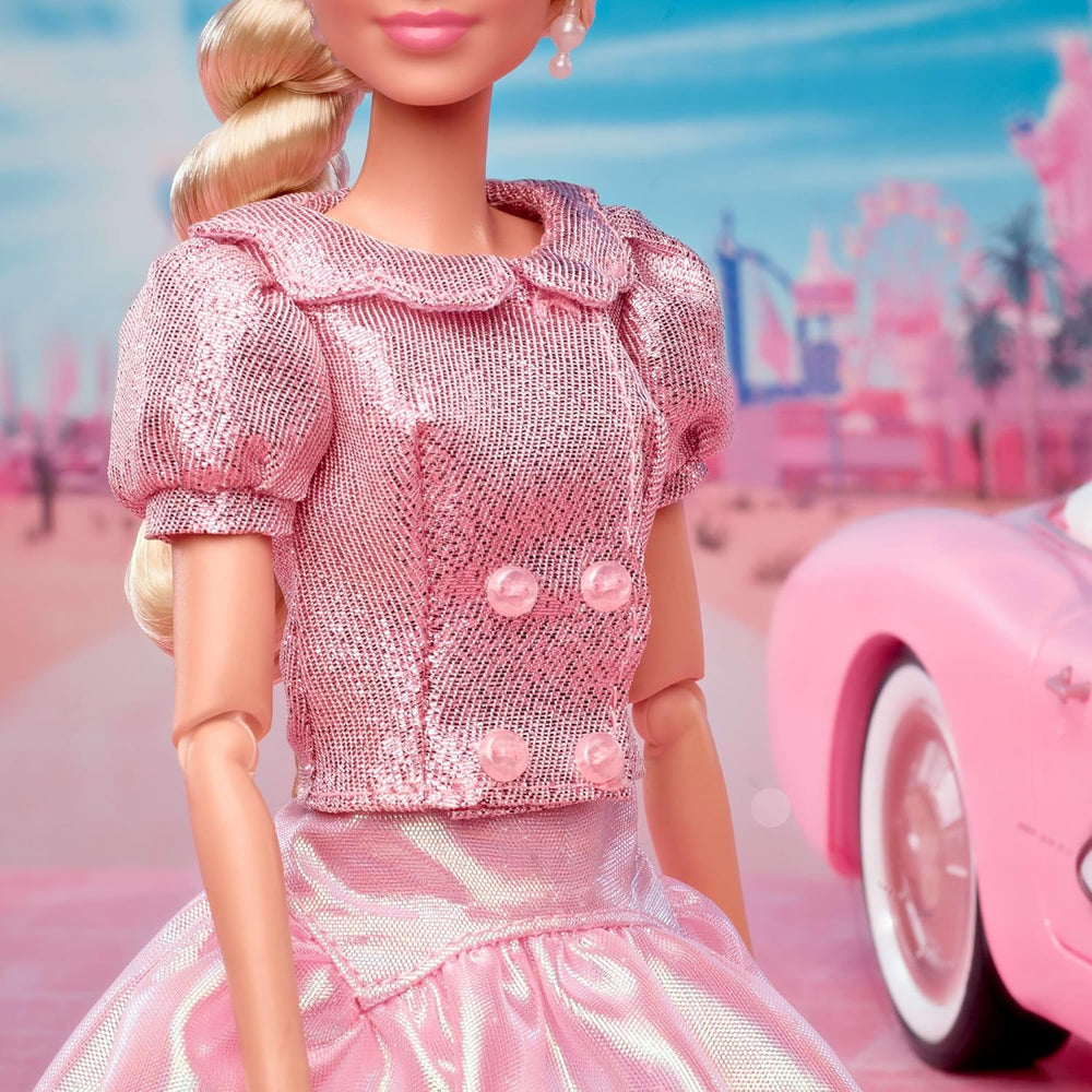 Păpușa Barbie The Movie, bazată pe film, Margot Robbie în rolul lui Barbie, figurină de colecție în bluză roz și fustă de tul, cu coafură stilizată și bijuterii asortate, JBJ53