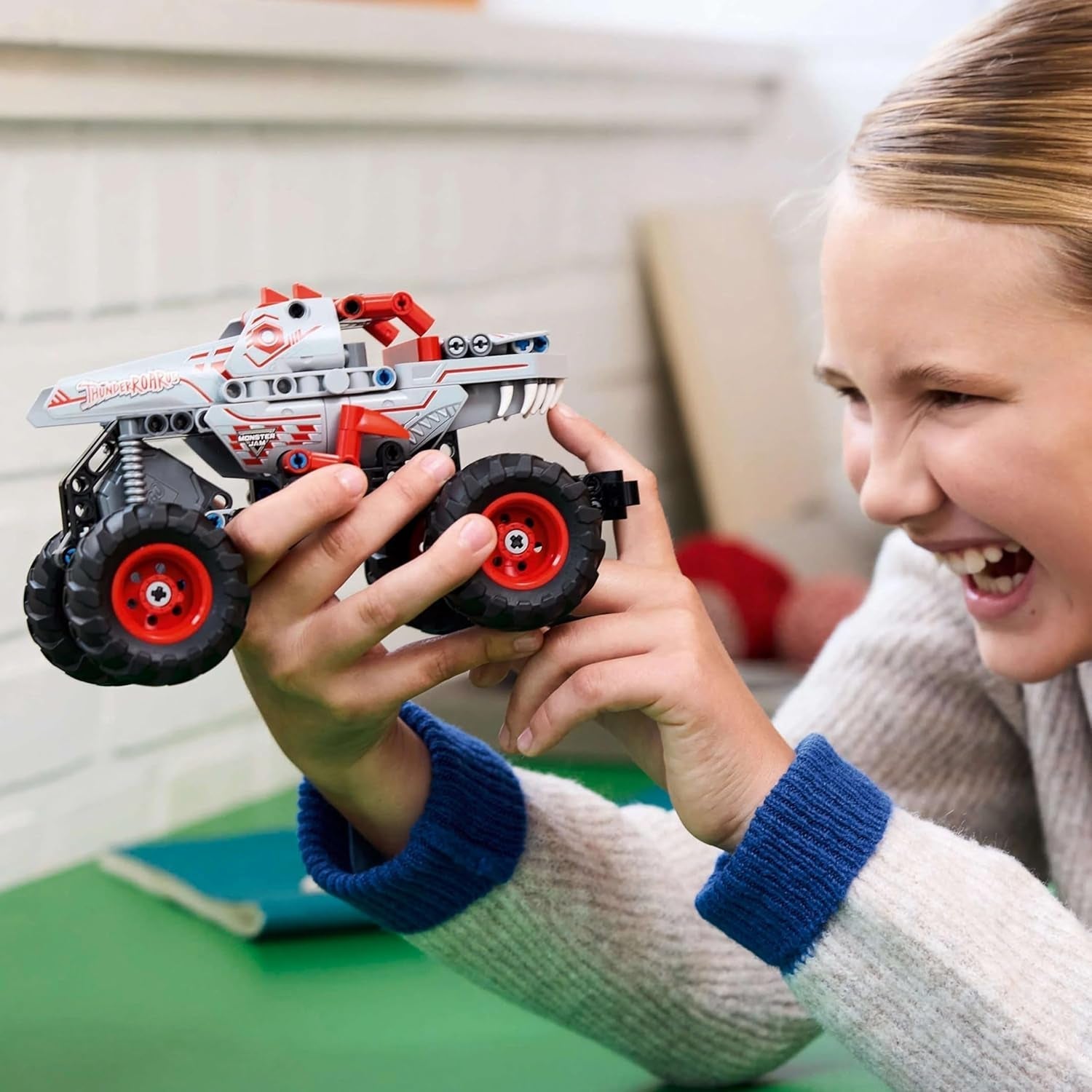 LEGO Technic Monster Jam Thunderroarus Wysuwana zabawka Monster Truck Zabawka do budowania dla dzieci Prezent dla chłopców i dziewcząt w wieku 7+ 42200 zestawów do budowania Besuche den LEGO-Store