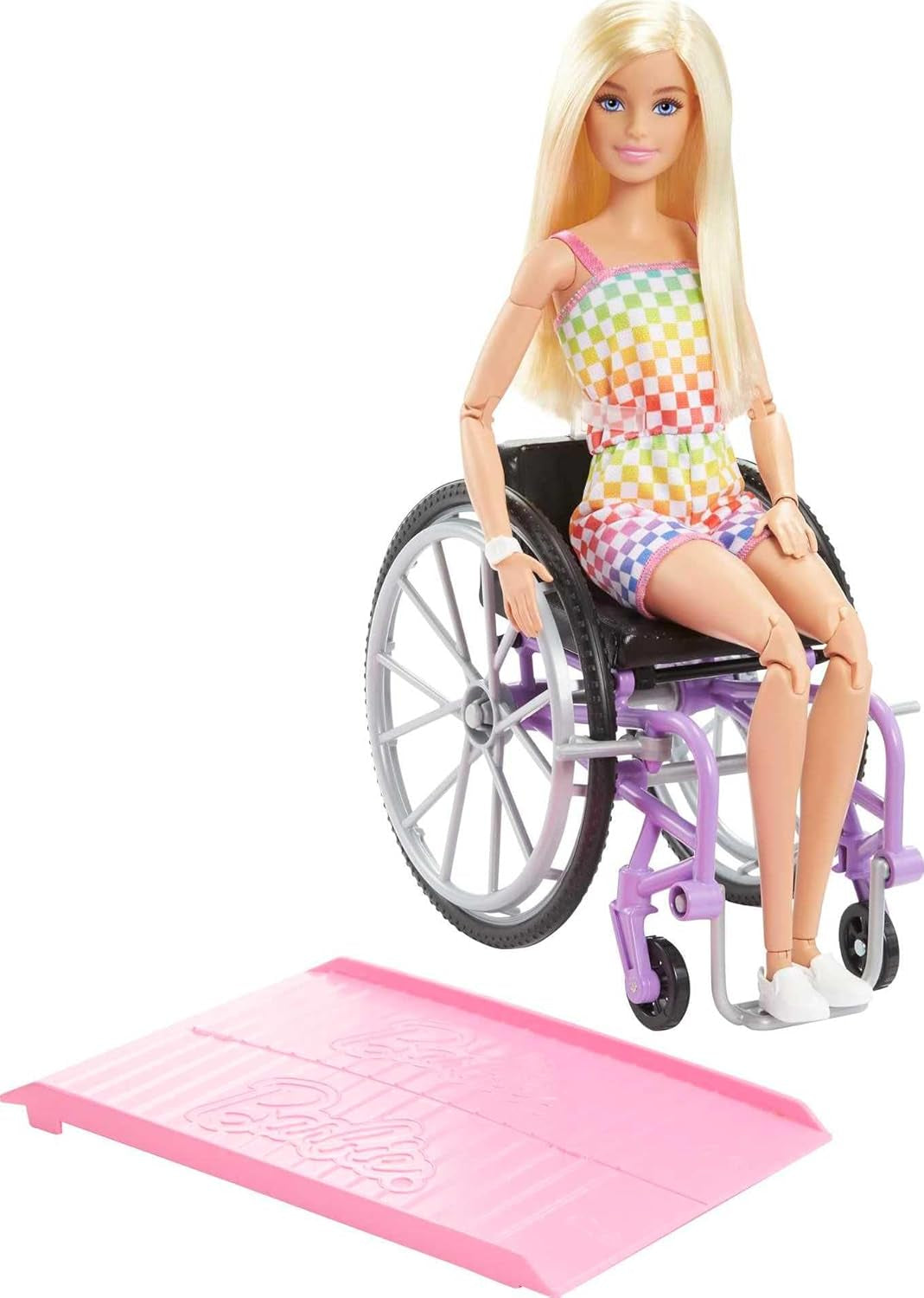 Păpușă Barbie Fashionista, scaun cu rotile cu păr blond și salopetă curcubeu, scaun cu rotile și rampă incluse, cadou de păpușă pentru copii, jucărie pentru vârsta de 3 ani și peste, HJT13
