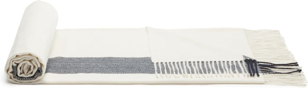 Koc Amazon Basics, lekki, poliester z recyklingu, przytulny koc z dekoracjami pokoju, 127 x 152 cm, kość słoniowa z niebieskim wzorem Sprawdź łóżka i koce Besuche den Amazon Basics-Store