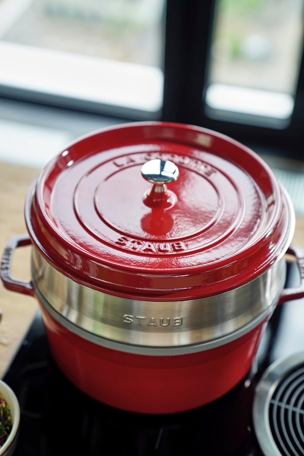 STAUB Gusseisen Bräter/Cocotte, Mit Dämpfeinsatz Aus Edelstahl, Rund 26 Cm, 5,2 L, Aromaregen Funktion Für Optimale Befeuchtung, Für Alle Herdarten Inkl. Indukcja i Backofen, Kirschrot, Rot Formy i blachy do pieczenia Naty Shop