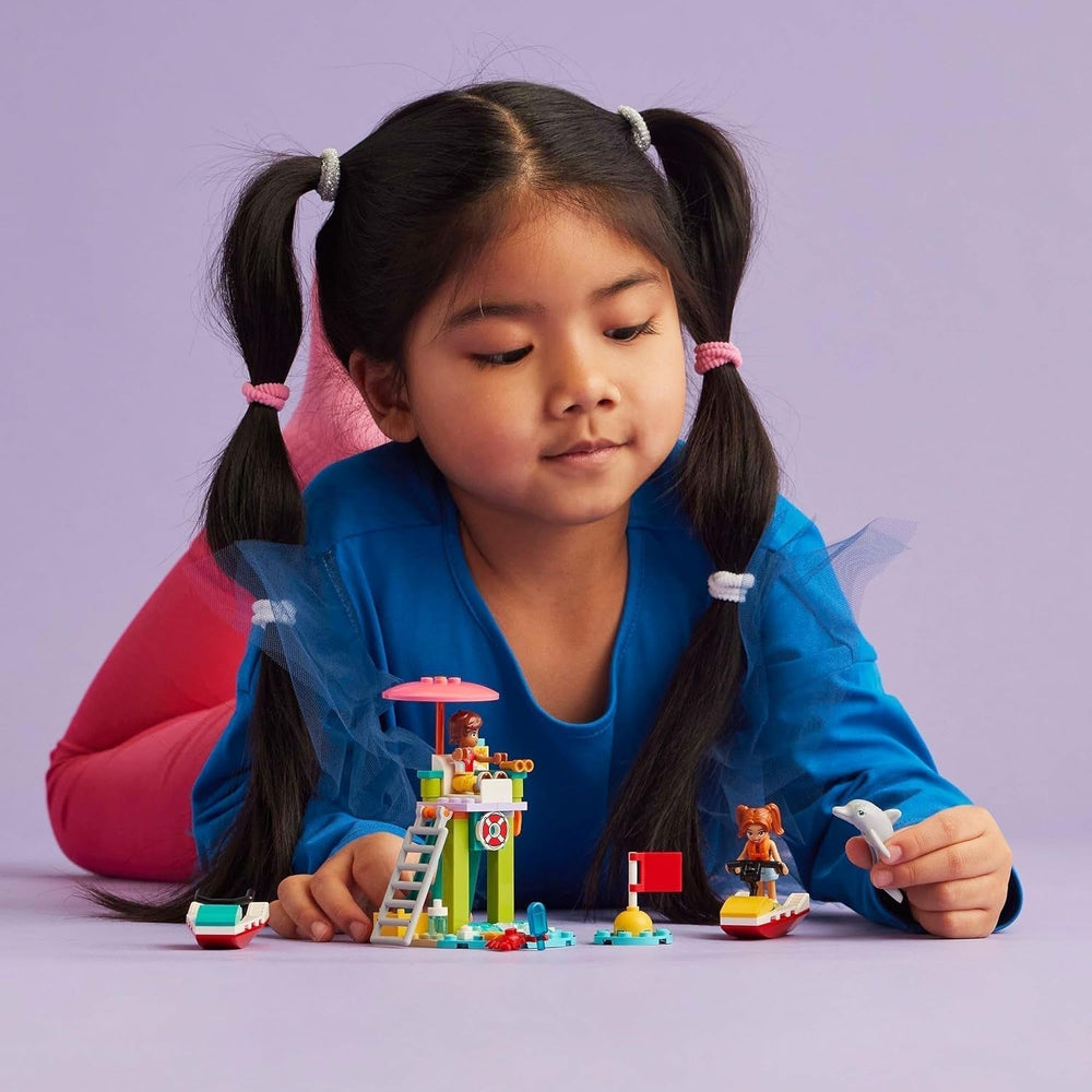 Wieża obserwacyjna ratownika LEGO Friends z nartami wodnymi, zabawka dla dzieci, pomysł na prezent dla dziewcząt i chłopców od 5 lat z 2 figurkami i delfinem, zabawka na skuterze wodnym 42623 Zestawy do budowania Besuche den LEGO-Store