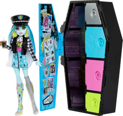 Monster High HKY62 - Păpușă și Set de Modă, Frankie Stein cu Dulap și peste 19 Accesorii, Secretele Skulltimate, Jucărie de Păpușă pentru Copii cu Vârsta de 4 Ani și Peste