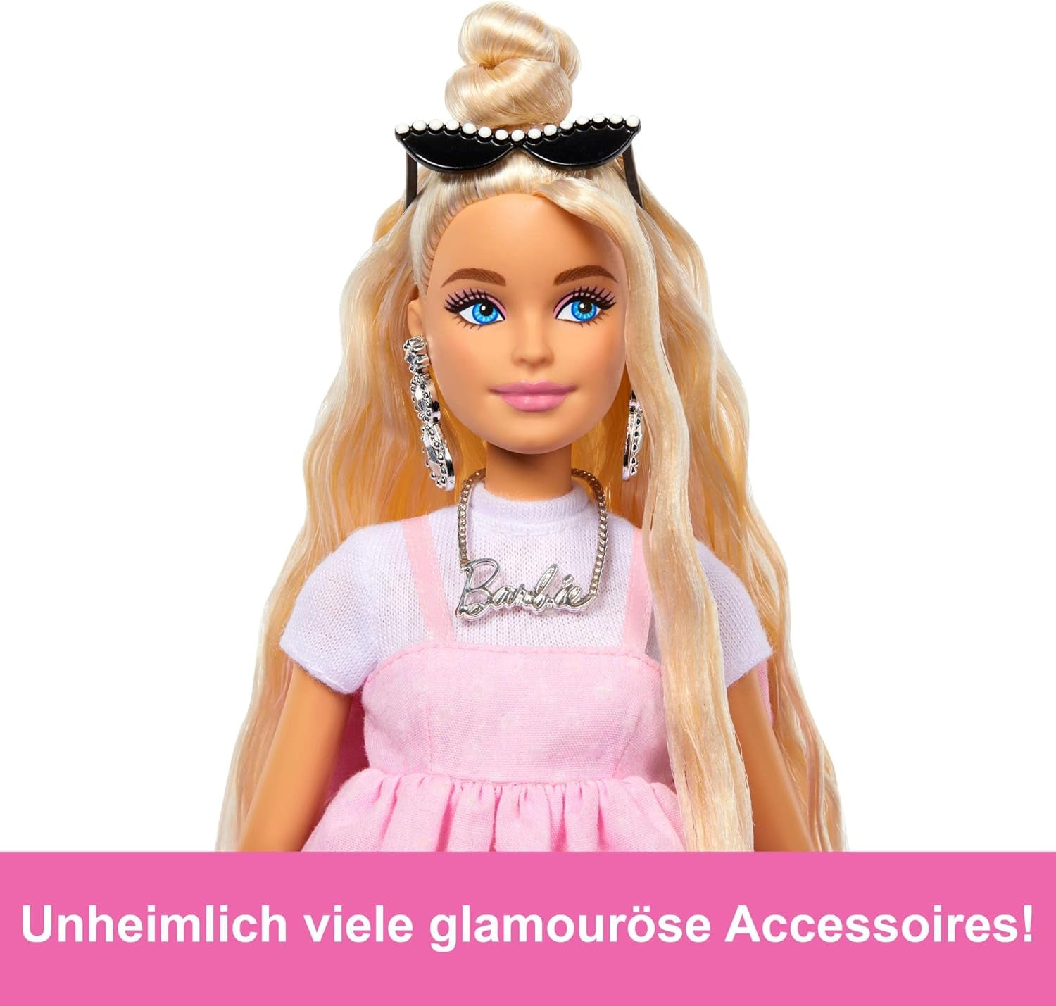 Păpușa Barbie Deluxe Style nr. 3 cu ținută Barbiecore, păr blond prins într-un coc înalt, rochie roz pastel cu fundă supradimensionată și accesorii precum colanți plasă, HYV27