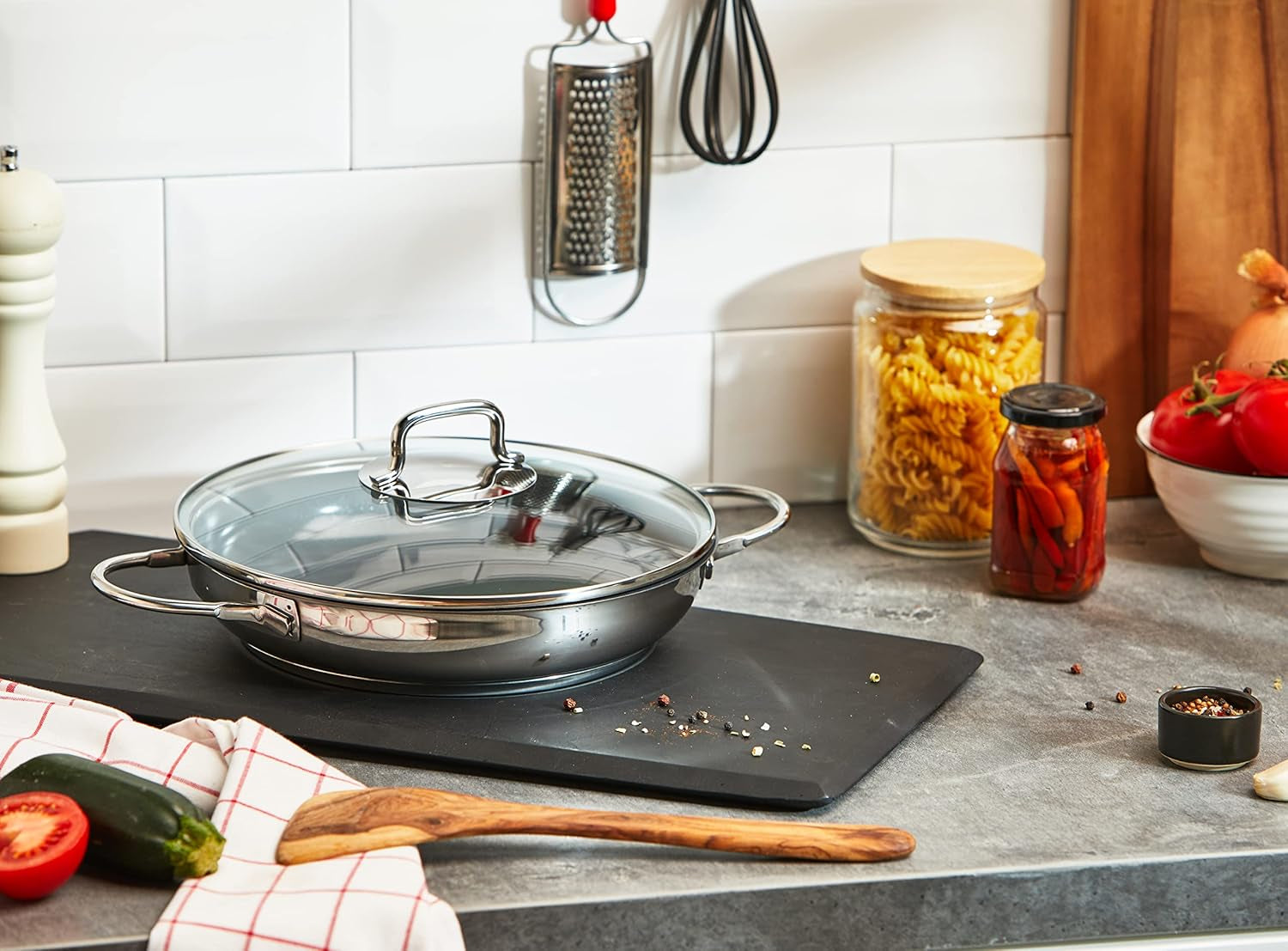 Indukcyjna patelnia gulaszowa WMF Devil 26 cm ze szklaną pokrywą, stal nierdzewna pokryta powłoką Cromargan, powłoka ceramiczna, garnki i patelnie żaroodporne Naty Shop