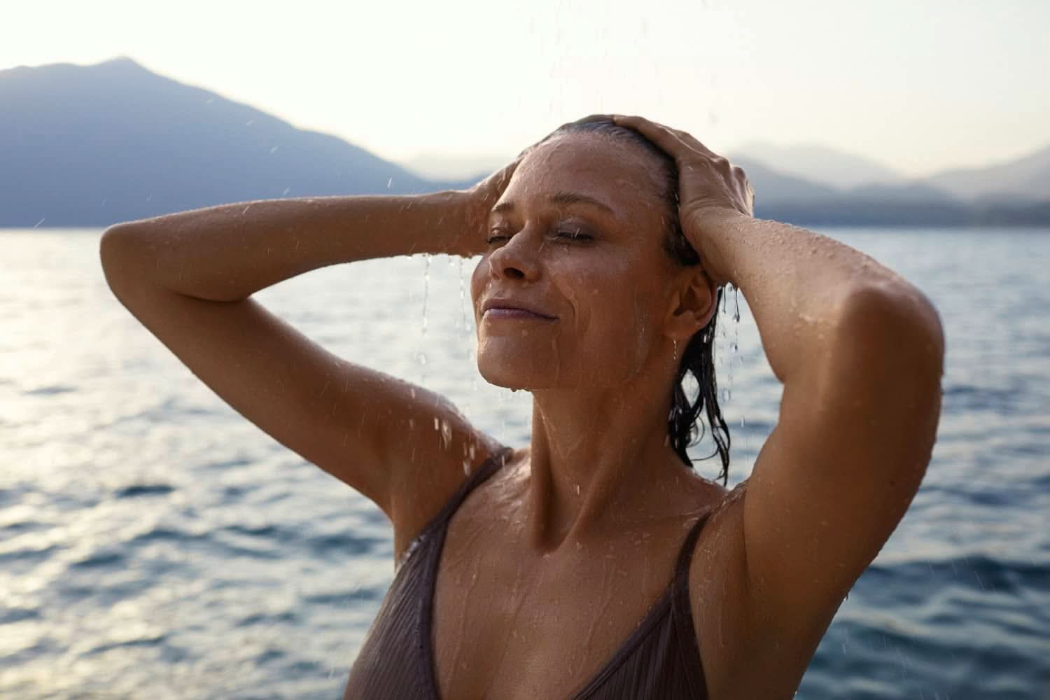 Kneipp Aroma, aromatyczny żel pod prysznic z naturalnymi ekstraktami z jagód, malwy i naturalnym olejkiem odżywczym, 200 ml Pod prysznic i do kąpieli Naty Shop