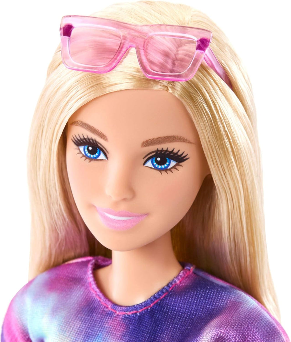 Păpușă Barbie Mysteries: Detectivii de pe plajă Malibu cu ținută și accesorii caracteristice, inclusiv ochelari de soare, JFV63