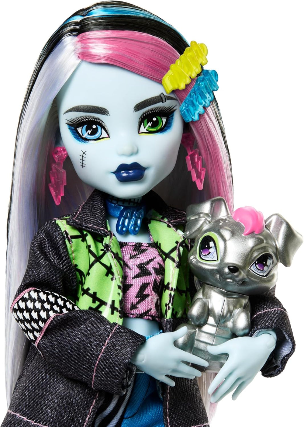 Păpușa Monster High Frankie Stein în jachetă de blugi și pantaloni scurți, include și cățelușa ei Watzie și accesorii precum un rucsac, o gustare și un caiet, HXH73