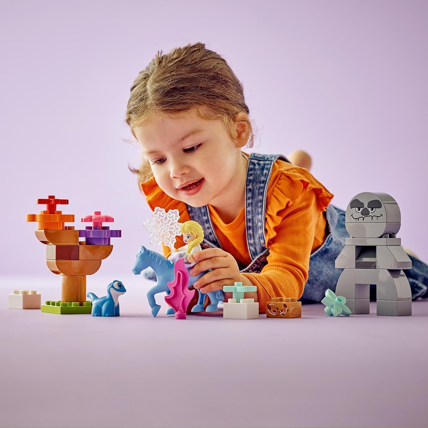 LEGO DUPLO | Disney ELSA i Bruni w Zaczarowanym Lesie, 4 figurki Królowej Lodu dla 2-latków, prezent dla przedszkolaków dla dziewcząt i chłopców w wieku powyżej 2 lat, na podstawie zestawów do budowania „Kraina Lodu 2” 10418 Beuche den LEGO-Store