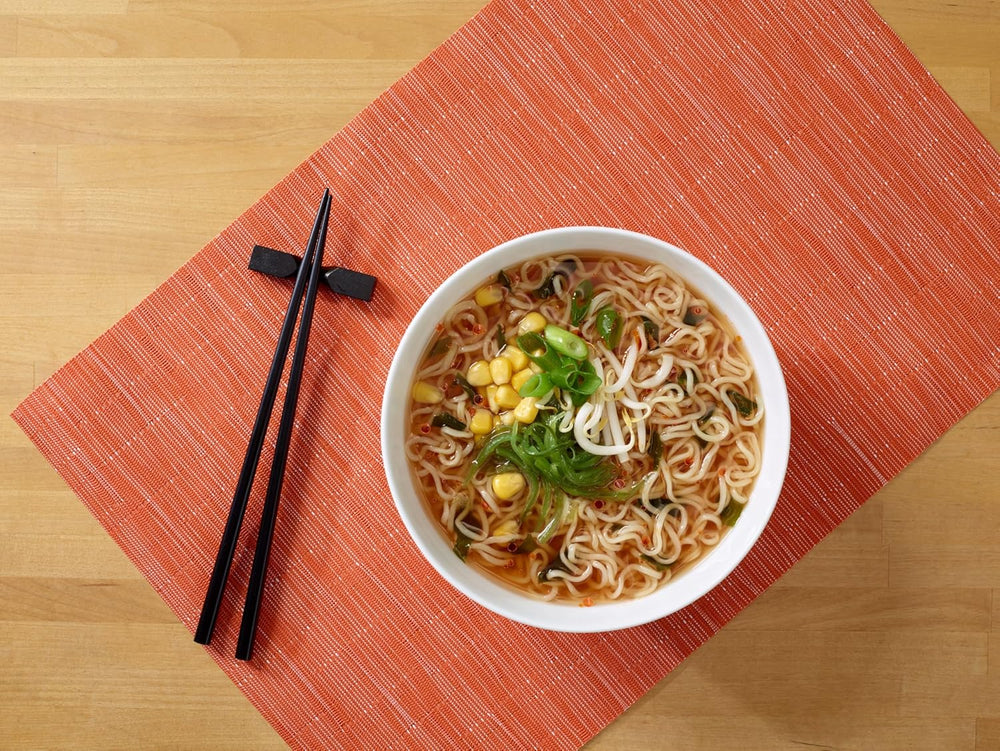 Nissin Ramen Premium - Miso Spicy 10 sztuk makaronu instant suszonego na powietrzu w stylu japońskim do ramenu „w stylu restauracyjnym” o lekko pikantnym smaku płatków miso i wakame (10 x 90,7g)