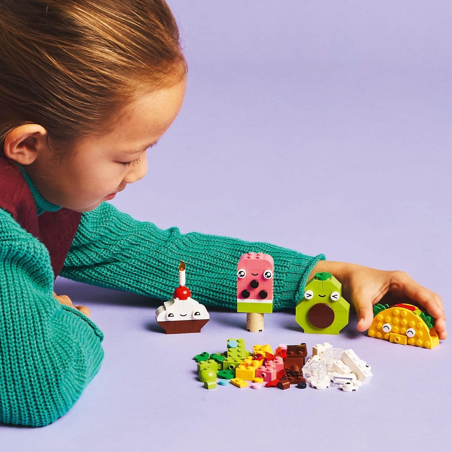 LEGO Classic Creative Snack Bauspaß, Spielzeug mit Essen für fantasievolle Rolenspiele, Bauset für Jungen und Mädchen ab 4 Jahren, Cupcake, Avocado, EIS am Stiel und Taco 11039