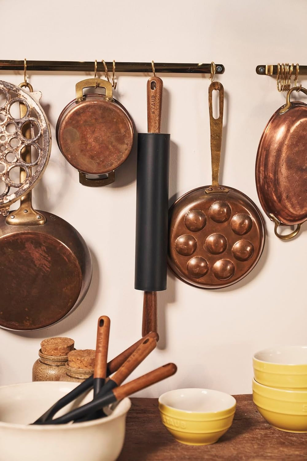 STAUB Teigroller, Nudelholz, Länge: 45 cm, Rollbreite: 26 cm, Schwarzes niezawierający BPA Silikon und Akazienholz, Ergonomischer Griff, Schwarzes und Braun