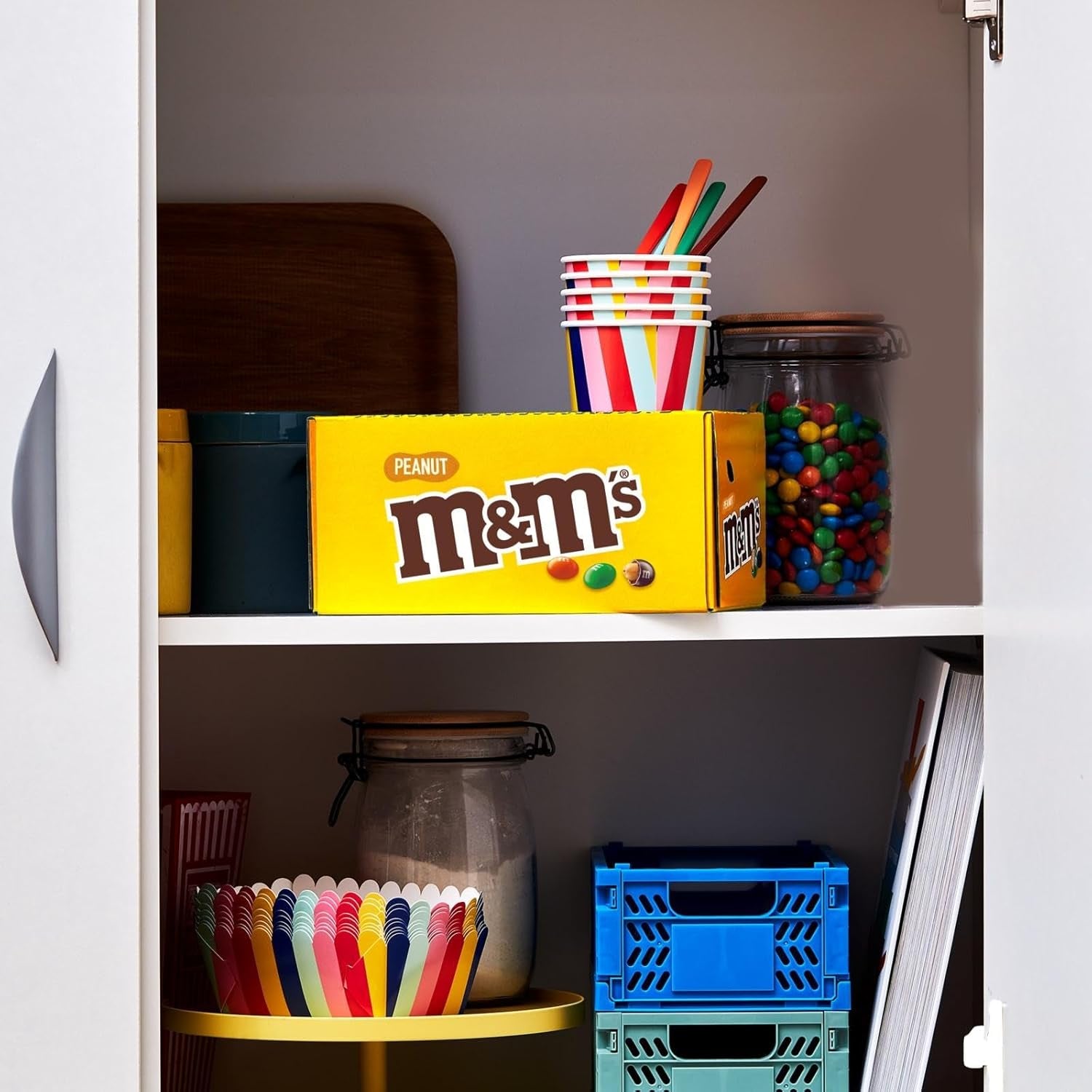 M&M's Peanut Chocolate Opakowanie zbiorcze 24 x 45 g Czekoladowa soczewica o smaku orzechowym Prezent czekoladowy (1080 g) Idealny jako poczęstunek o tematyce piłkarskiej