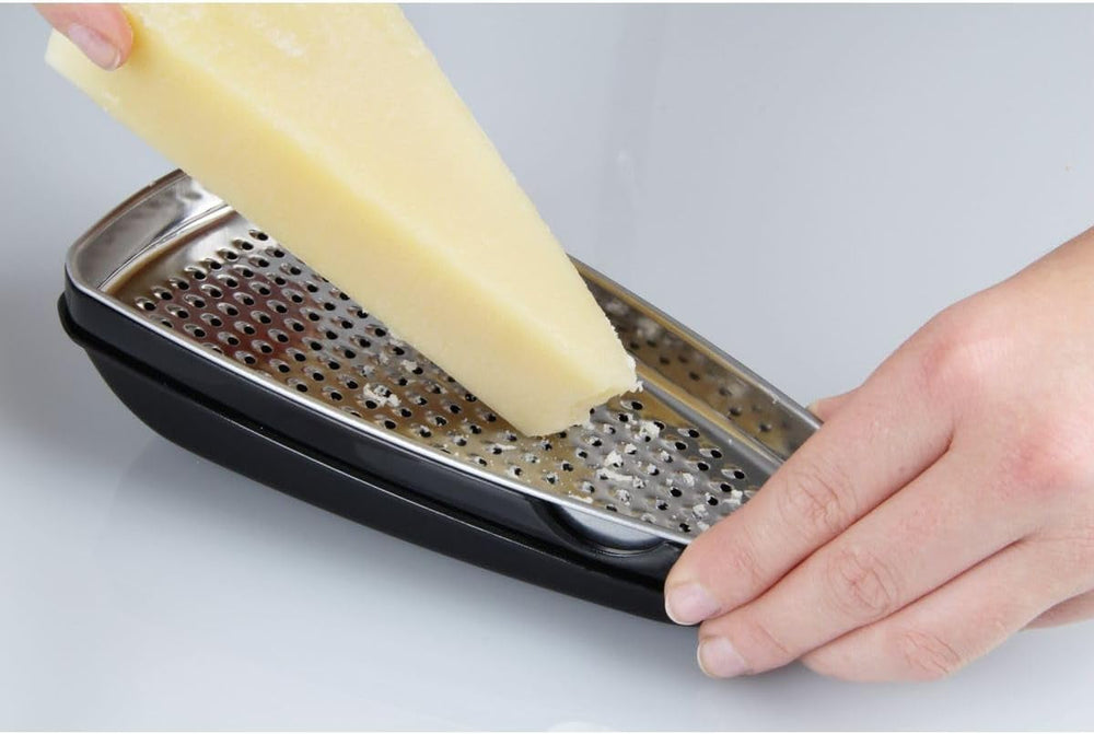 FACKELMANN Food&More 45463, Răzătoare parmezan din oțel inoxidabil cu cutie de prospețime Peeler Naty Shop