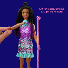 Barbie GYJ22 - Bühne frei für große Träume Brooklyn Puppe (ca. 30 cm, braune Zöpfe) mit Melodien aus dem Film, Lichtern, Mikrofon und Accessoires, Geschenk für Kinder ab 3 Jahren