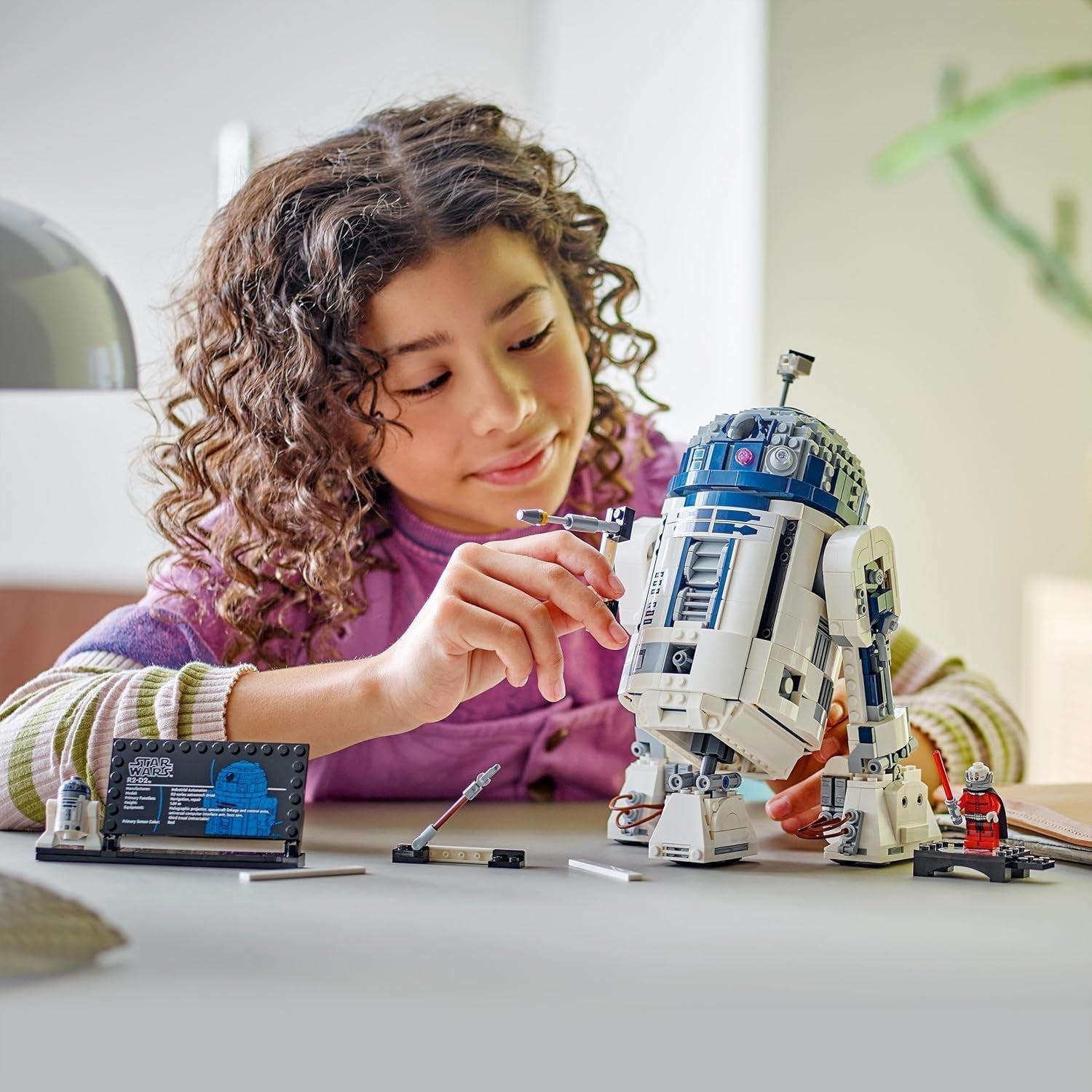 Zestaw LEGO Star Wars R2-D2 dla dzieci, chłopców i dziewcząt, figurka droida do zbudowania z minifigurką Dartha Malka z okazji 25. rocznicy i talerzem dekoracyjnym, pomysł na prezent kolekcjonerski 75379 Zestawy do budowania Kup w sklepie LEGO