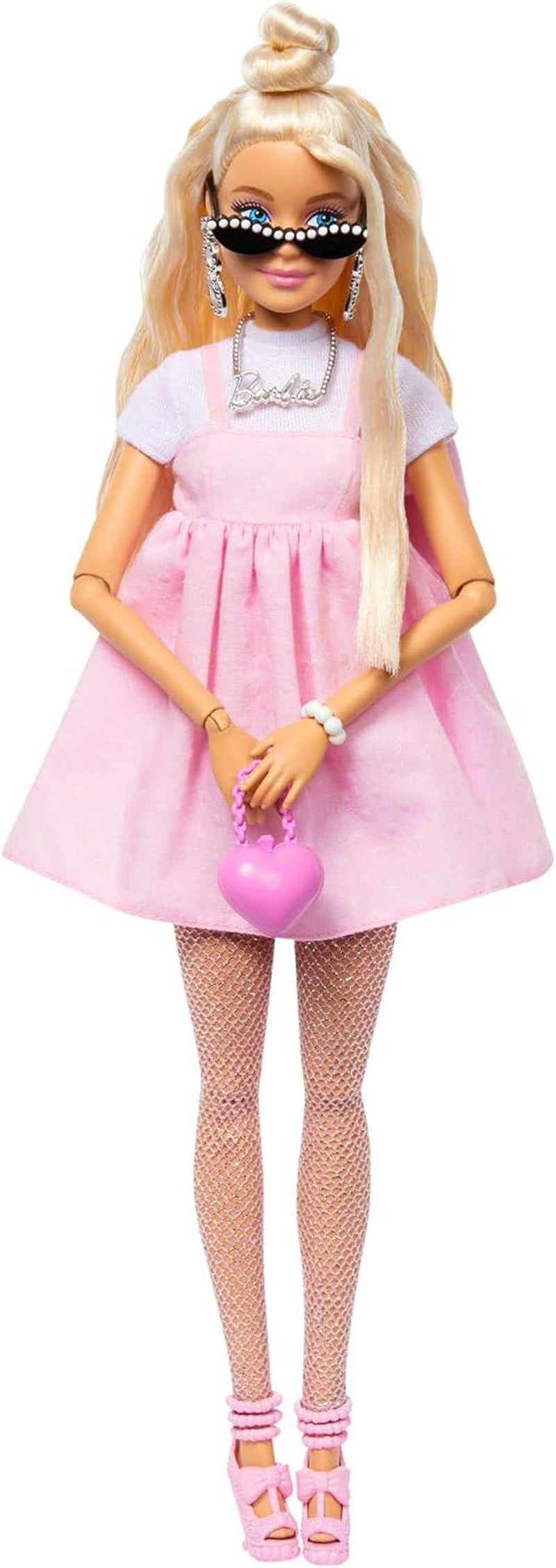 Păpușa Barbie Deluxe Style nr. 3 cu ținută Barbiecore, păr blond prins într-un coc înalt, rochie roz pastel cu fundă supradimensionată și accesorii precum colanți plasă, HYV27