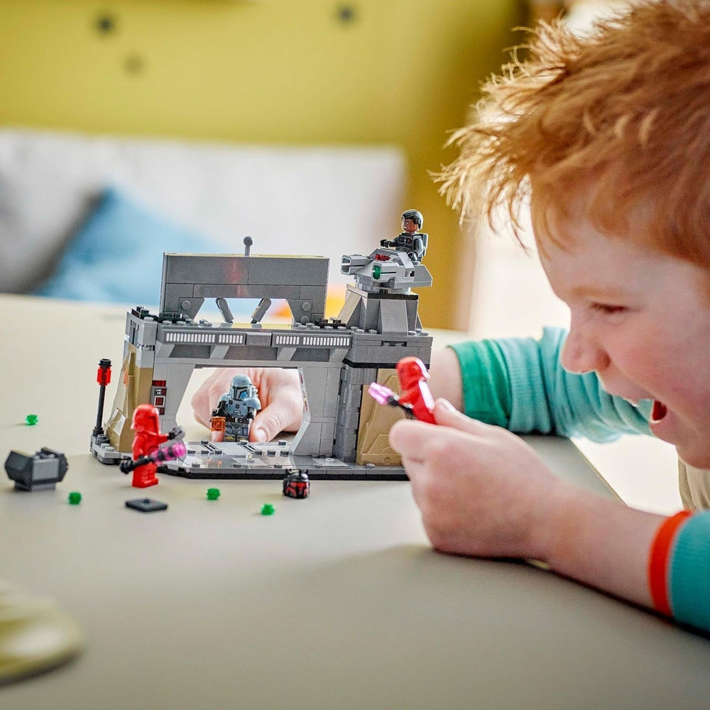 LEGO Star Wars: Mandalorianski pojedynek pomiędzy Paz Vizslą i Moffem Gideonem, kolekcjonerska zabawka do budowania dla dzieci, pomysł na prezent dla kreatywnych chłopców i dziewcząt powyżej 7 lat, zabawka Mandalorian 75386 Zestawy do budowania Beuche den LEGO-Store