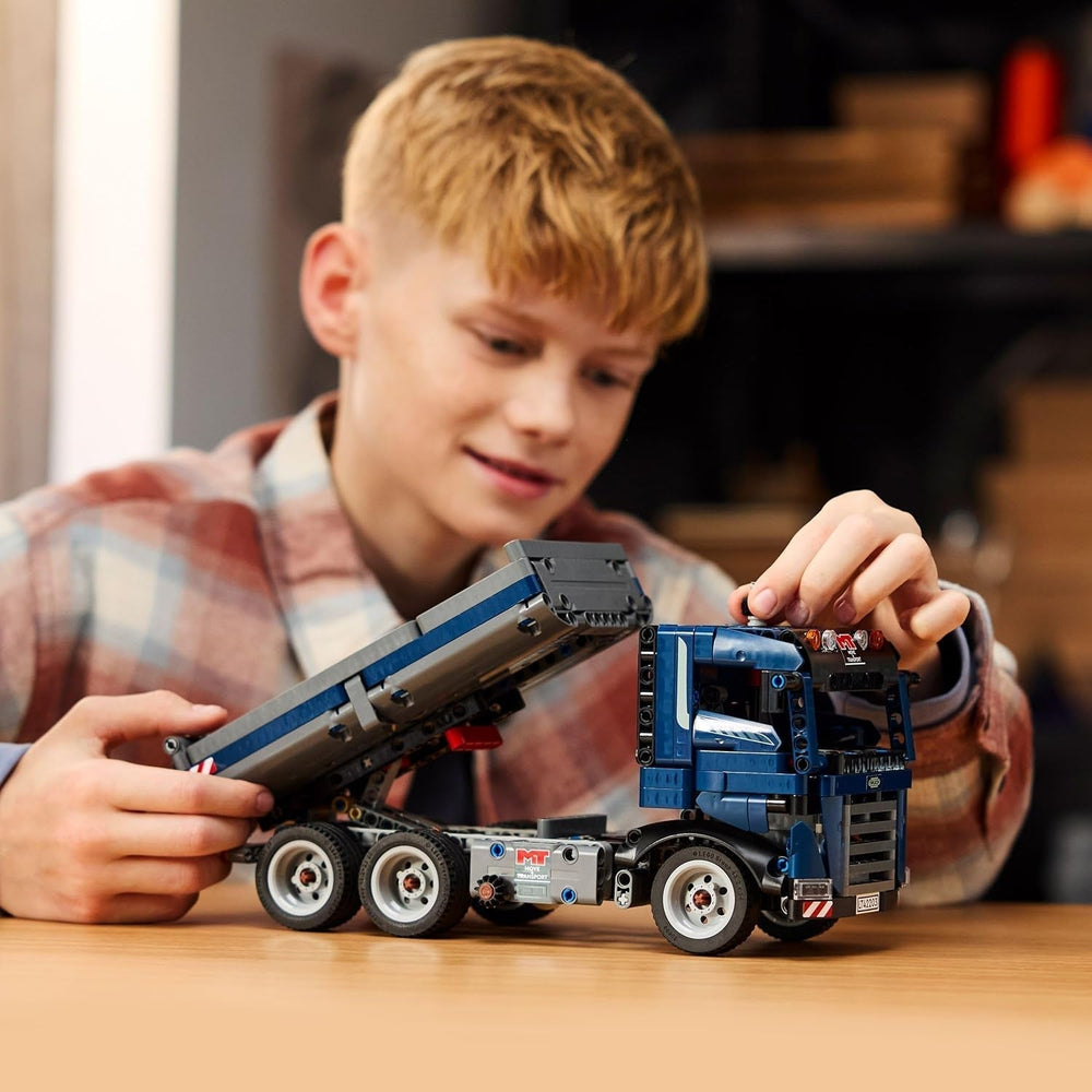 Zabawka LEGO Technic Wywrotka z kierownicą i ruchomą wywrotką - niebieski pojazd budowlany - pomysł na prezent na urodziny lub święta - zestaw konstrukcyjny dla chłopców i dziewcząt od 9 lat 42203 Zestawy konstrukcyjne Besuche den LEGO-Store