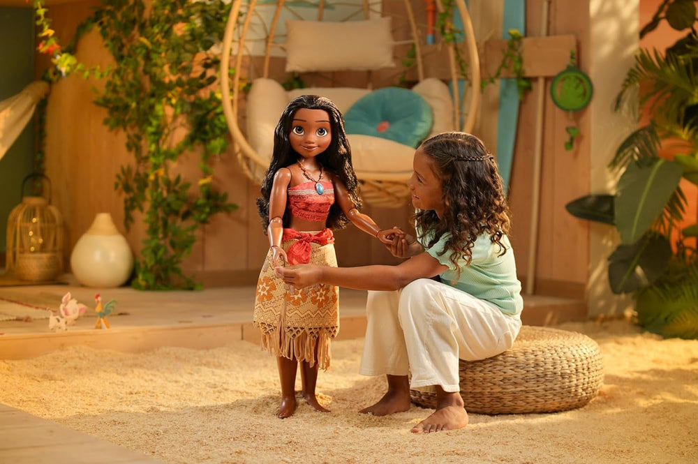 Disney Princess Vaiana, 80 cm große Spielpuppe von Jakks Pacific, bewegliche Puppe, mit Bürste zum Kämmen ihrer welligen Locken, vom Film inspiriertes Kleid, abnehmbare Halskette mit Anhänger