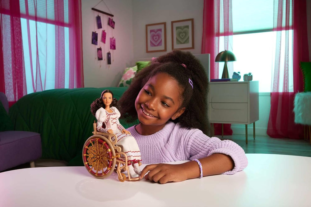 Păpușă de modă Mattel Wicked Nessarose și accesorii, inclusiv scaun cu rotile, cu păr creț castaniu, diverse poziții posibile și aspect de rochie de bal detașabilă, HXY36