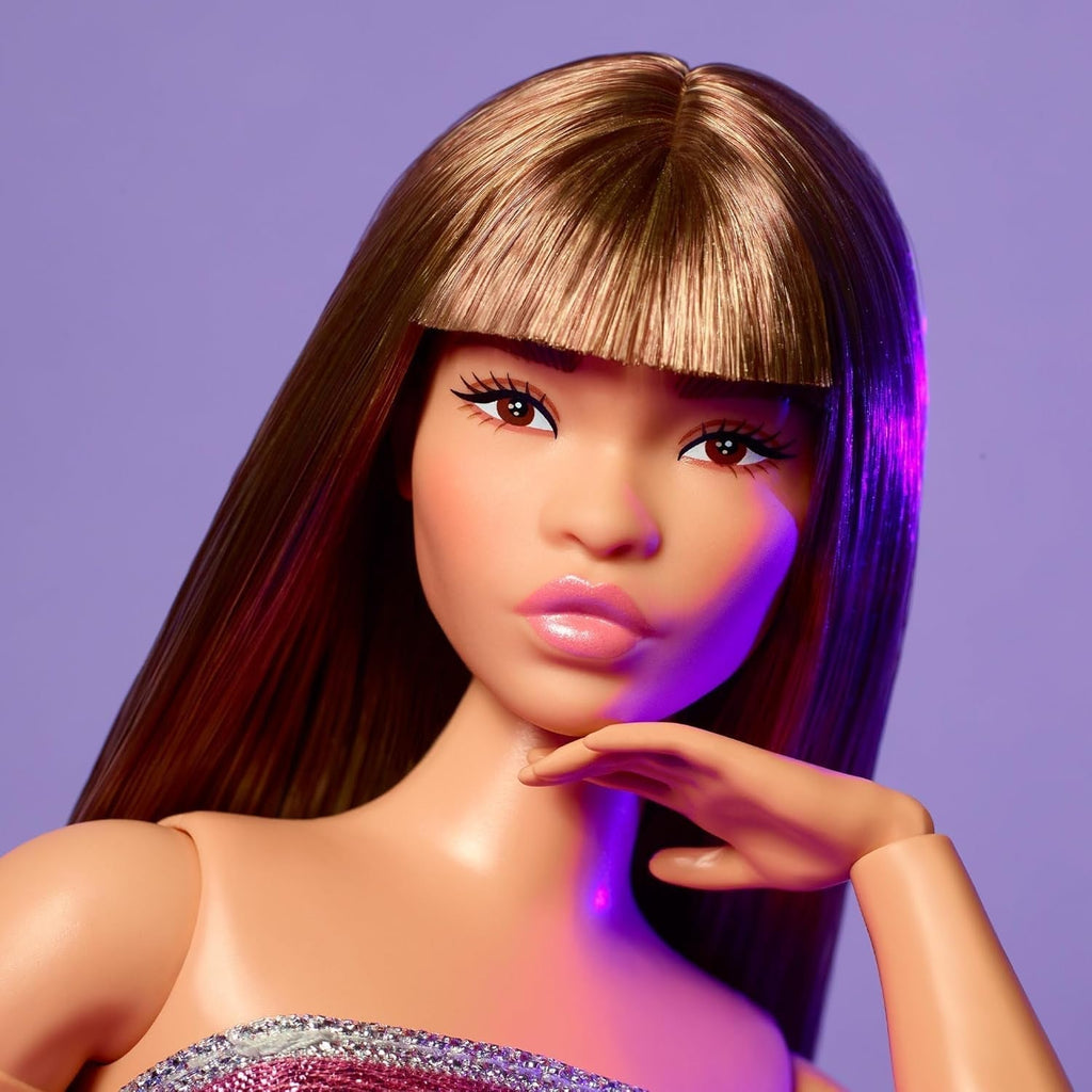 Barbie Looks Doll, figurină de colecție nr. 24 cu păr șaten și modă modernă Y2K, rochie strălucitoare fără bretele cu tocuri înalte Peep-toe, HRM16 Papusi Naty Shop