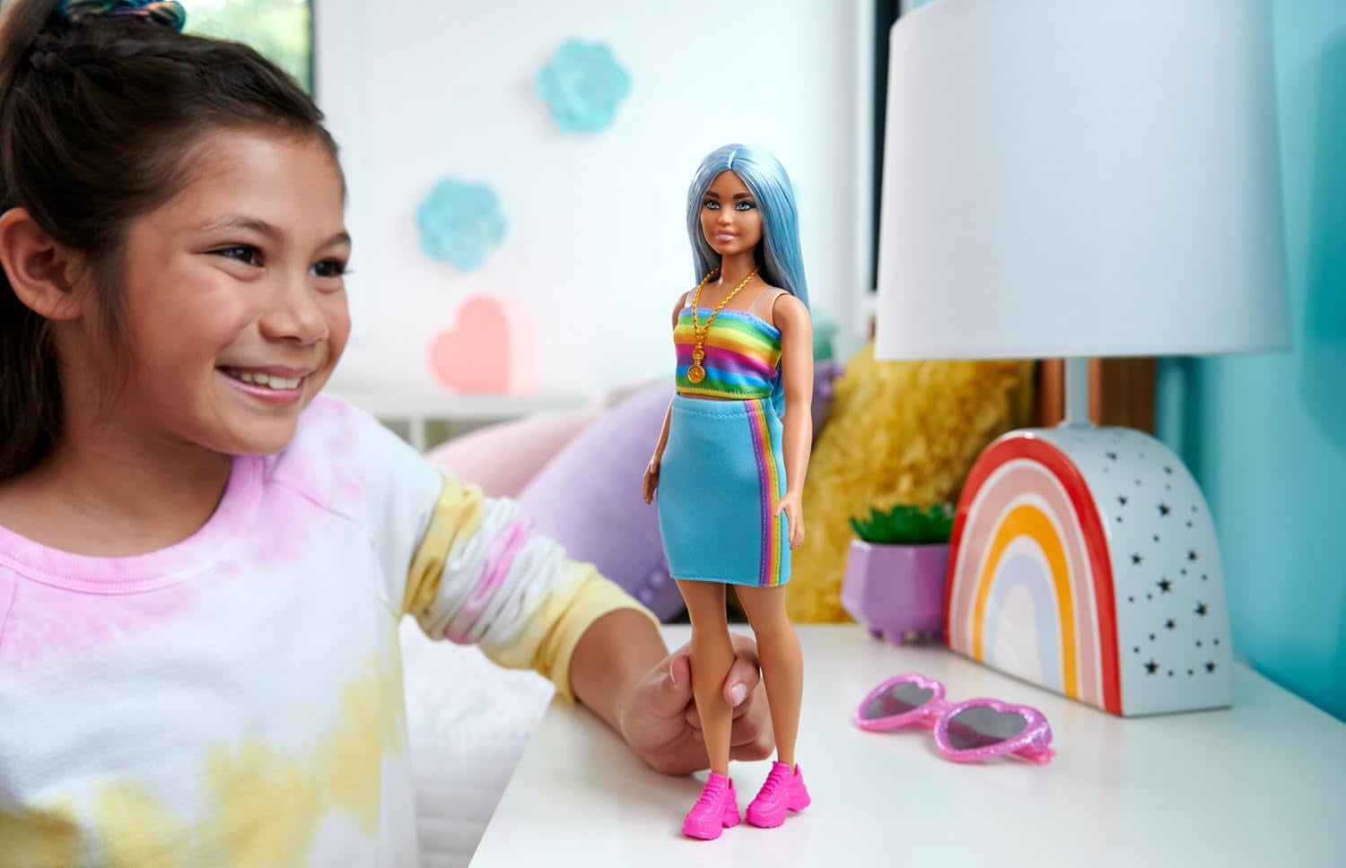 Lalka Barbie Fashionistas nr. 218 z długimi niebieskimi włosami, tęczowym topem i turkusową spódnicą, lalka kolekcjonerska z okazji 65. urodzin, HRH16 Naty Shop Dolls
