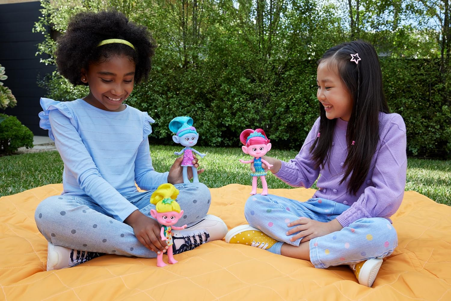 Mattel DREAMWORKS TROLLS Gemeinsam Stark – Haarige Überraschungen Chenille Puppe mit leuchtend blauem Haar zum Stylen, lila Stirnband, für Kinder ab 3 Jahren, HNF15
