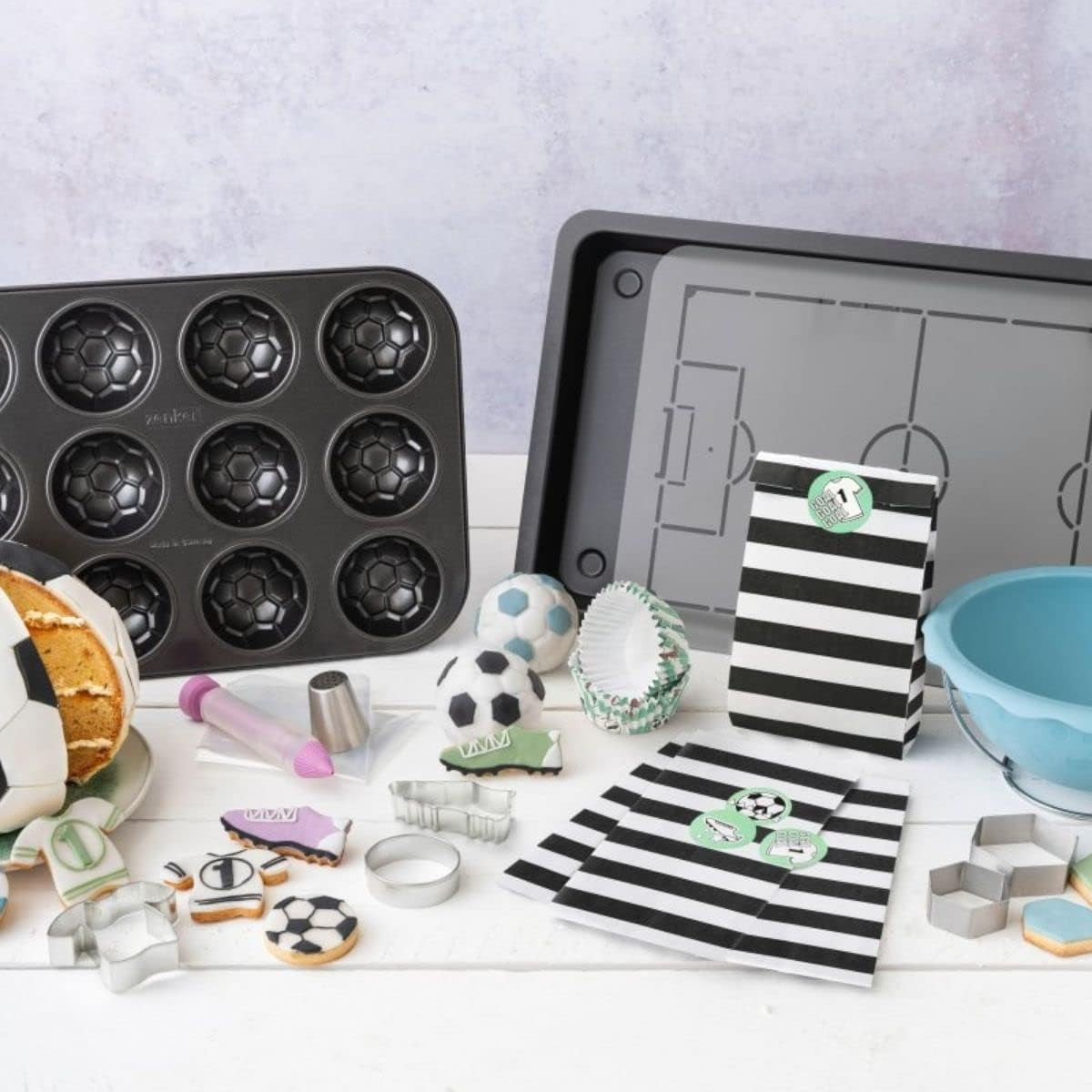 Zenker 12Er Muffinform – Muffinbackblech Für Muffins Und Cupcakes Aus Der Serie Soccer Baking – Hitzebeständiges 12Er Muffinblech Mit Antihaftbeschichtung, Schwarz Formy i blachy do pieczenia Naty Shop