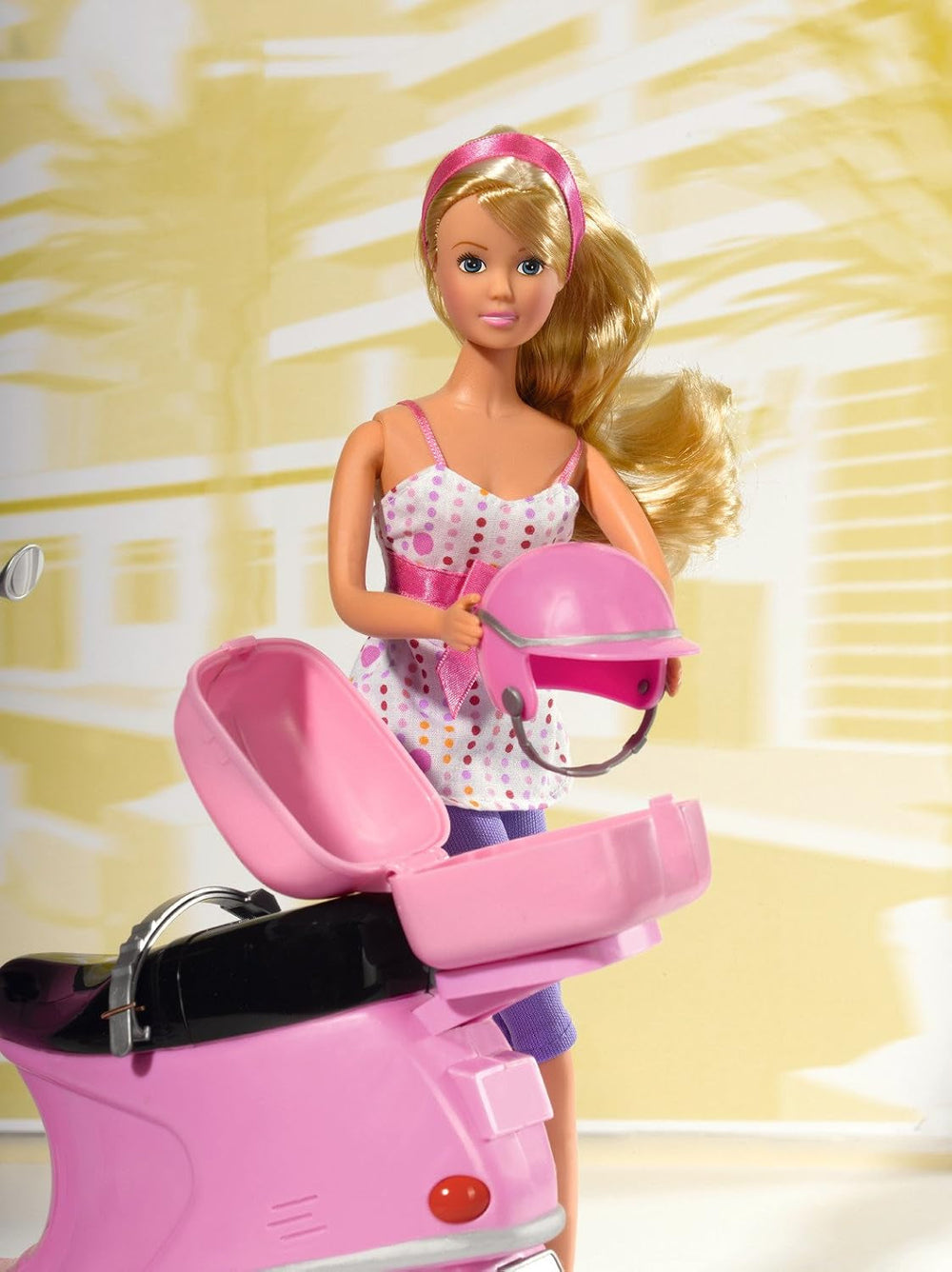 Simba 105730282 - Steffi Love Chic City Trotinetă, Steffi cu trotinetă roz, cu cască și compartiment pentru cască, păpușă de modă, 29 cm, pentru copii cu vârsta de la 3 ani în sus