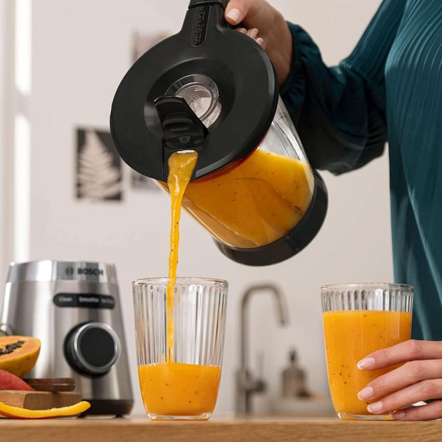 Mikser stojący Bosch Vitapower Serie 4 MMB6382M, Edelstahl-Klingen Made in Germany, 1,5 l Thermosafe Glasbehälter, Stopfer, Sicherheitsdeckel, Spülmaschinengeeignete Teile, 30 000 U/Min, 1200 W, Edelstahl Kitchen Naty Shop