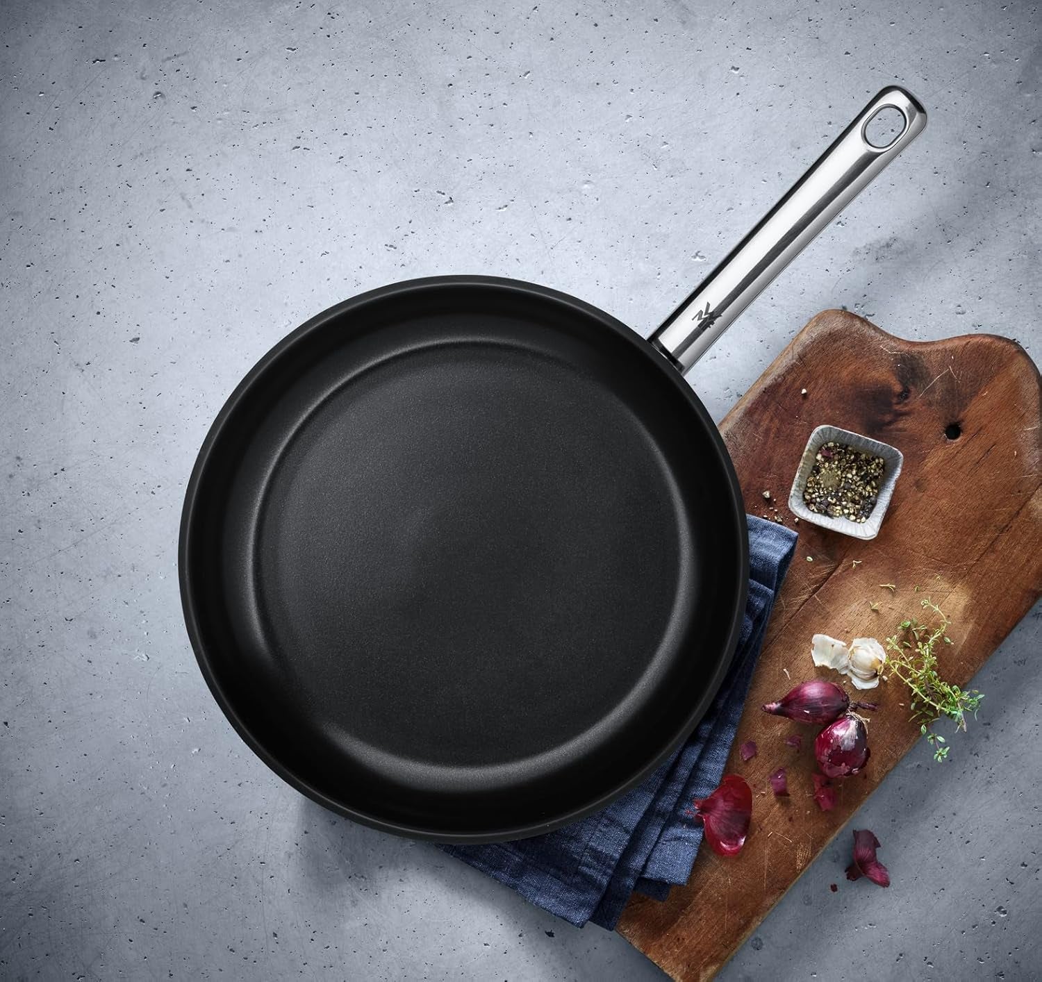 Patelnia WMF Devil 28 cm indukcyjna z powłoką ceramiczną Garnki i Patelnie Naty Shop