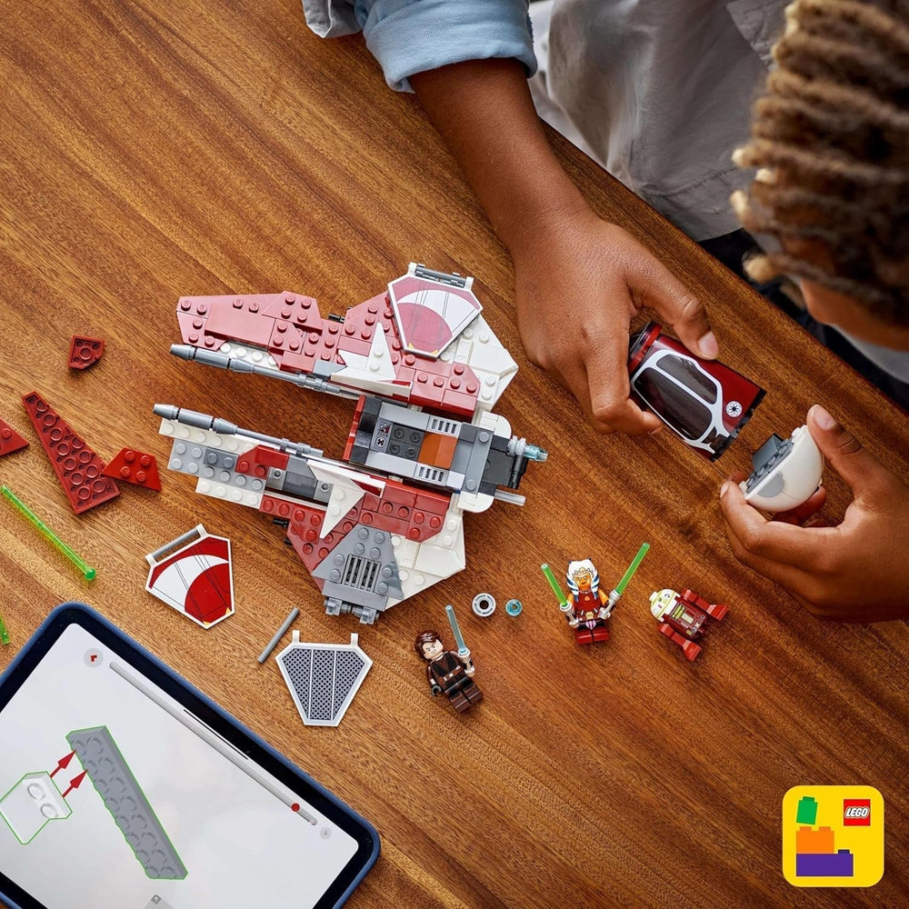 LEGO Star Wars 75401 Jedi Interceptor Ahsoki, myśliwiec Starfighter dla fanów Wojen Klonów, Ahsoka Tano i Anakin Skywalker Minifigurki z mieczami świetlnymi i R7-A7, dla chłopców i dziewcząt w wieku od 8 lat Zestawy do budowania Zobacz sklep LEGO