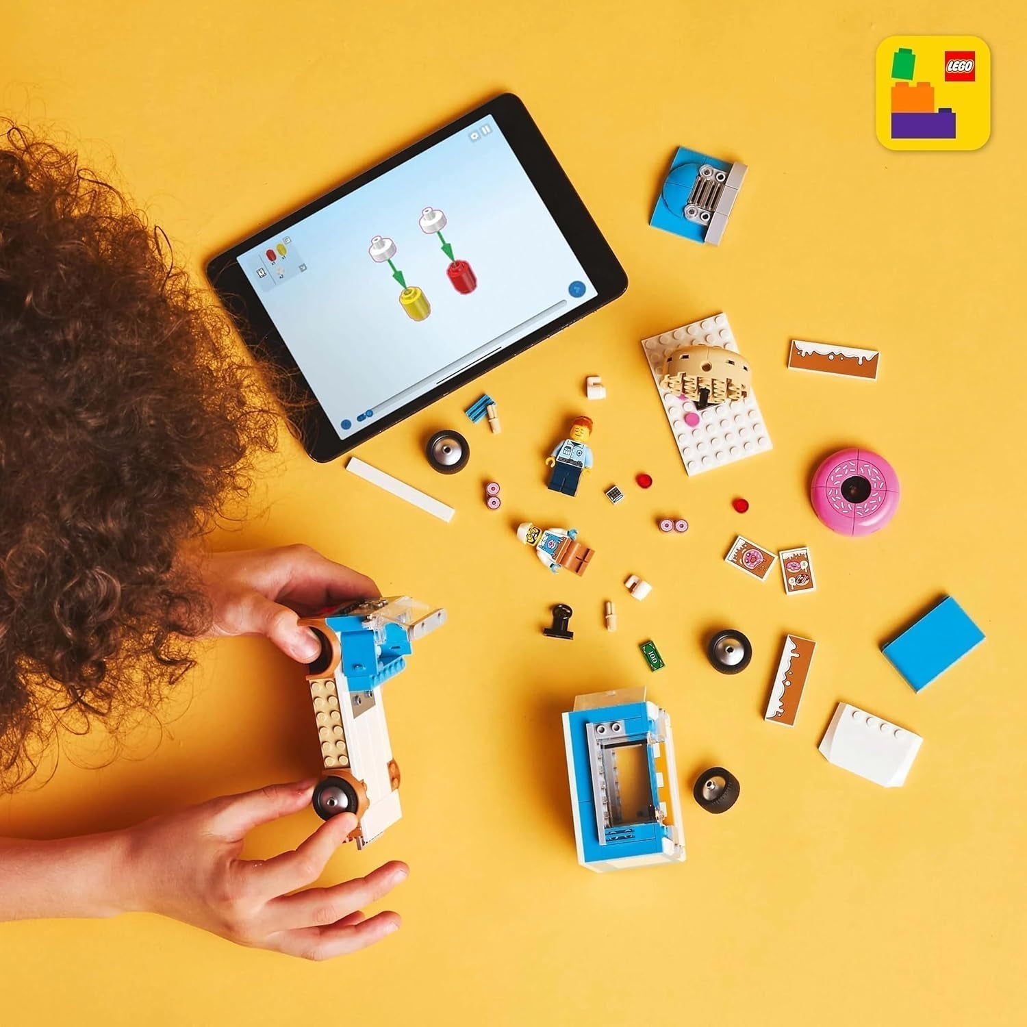 LEGO City Donut Truck — Zabawkowa ciężarówka z jedzeniem z 2 minifigurkami policji — Zabawka konstrukcyjna dla chłopców i dziewcząt w wieku od 5 lat — Pomysł na prezent urodzinowy i świąteczny 60452 Zestawy do budowania Besuche den LEGO-Store