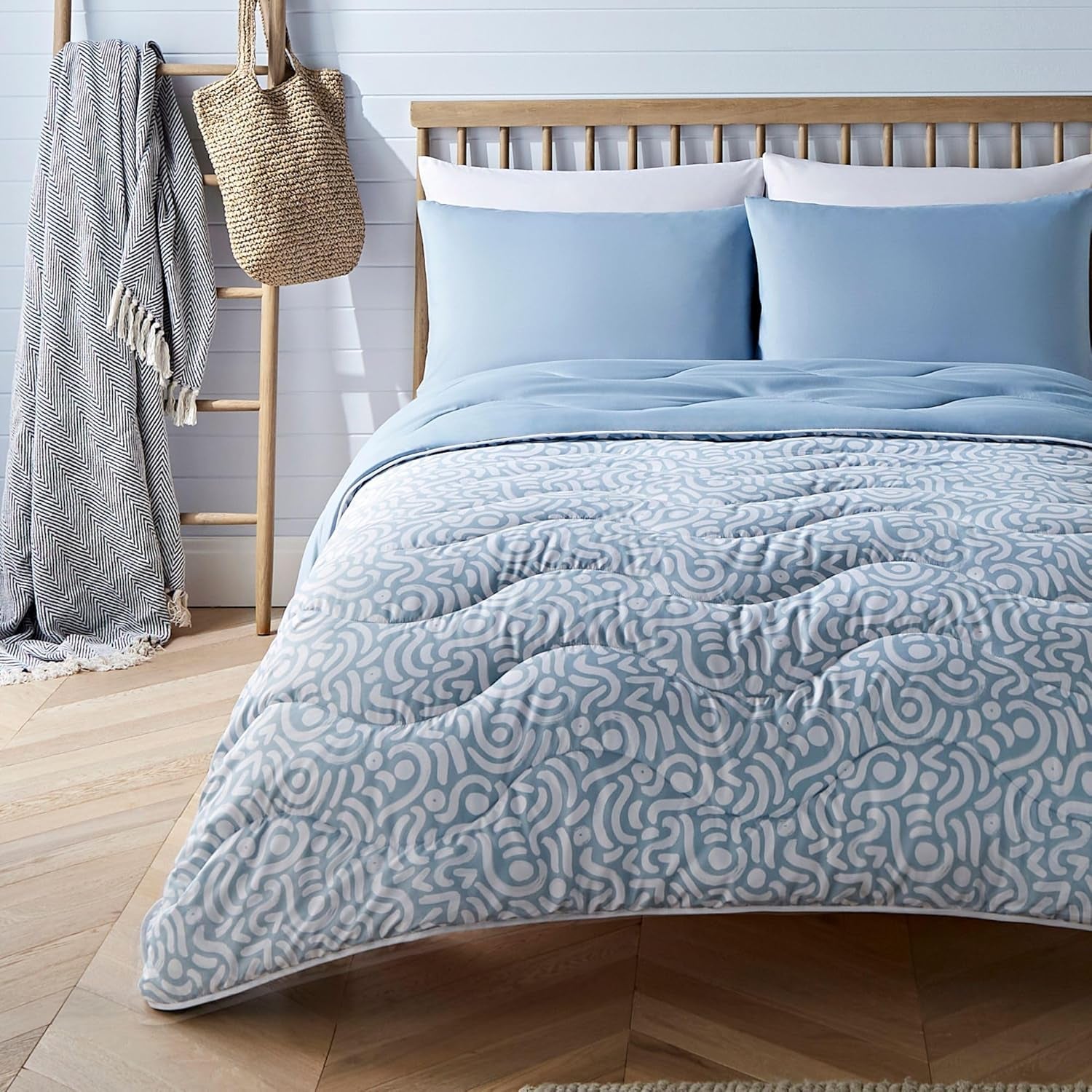 Night Lark Coverless Duvet Super King 6 Tog Spring Summer - Abstract Waves. Cuvertură super moale, confortabilă și ușoară. Se spală la mașină și se usucă rapid, toate într-un set de fețe de pernă reversibile Plapumi si pilote Naty Shop Valuri abstracte Super King
