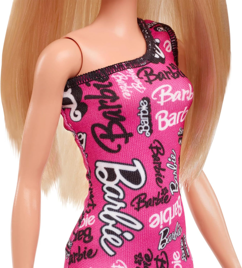 Barbie-Modepuppe mit glatten, blonden Haaren in einem ausziehbaren pinken One-Shoulder-Kleid und Schuhen mit Logo-Aufdruck, HRH07