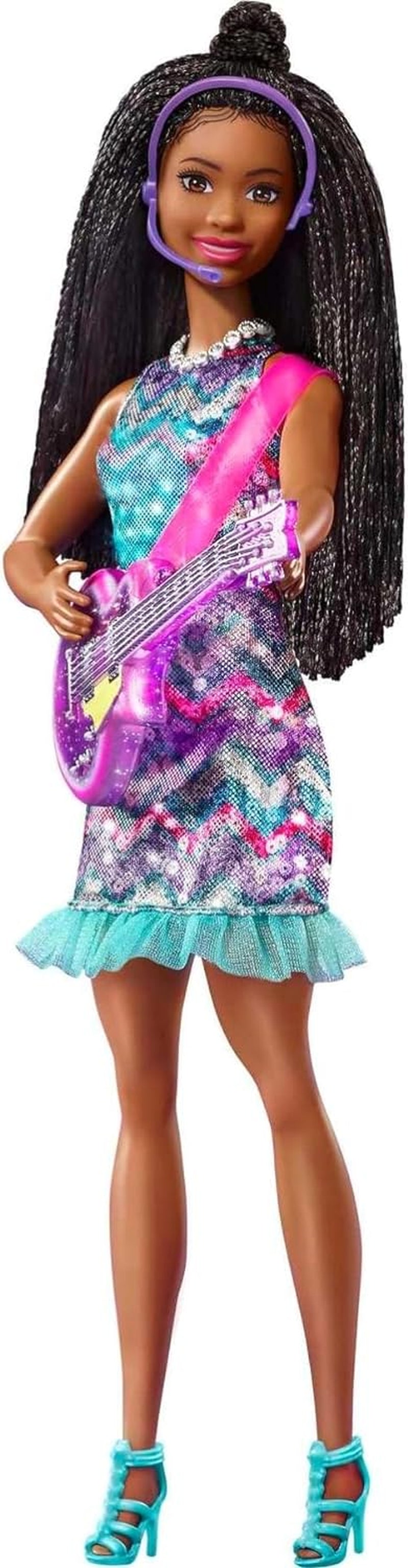 Barbie GYJ22 - Bühne frei für große Träume Brooklyn Puppe (ca. 30 cm, braune Zöpfe) mit Melodien aus dem Film, Lichtern, Mikrofon und Accessoires, Geschenk für Kinder ab 3 Jahren