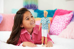 Păpușă Barbie Ken Fashionistas - tricou cu imprimeu de cactus și palmier, pantaloni scurți albi și adidași, perfect pentru aventuri cu prietenii și plimbări prin oraș, pentru copii de la 3 ani în sus, HJT10 Papusi Naty Shop