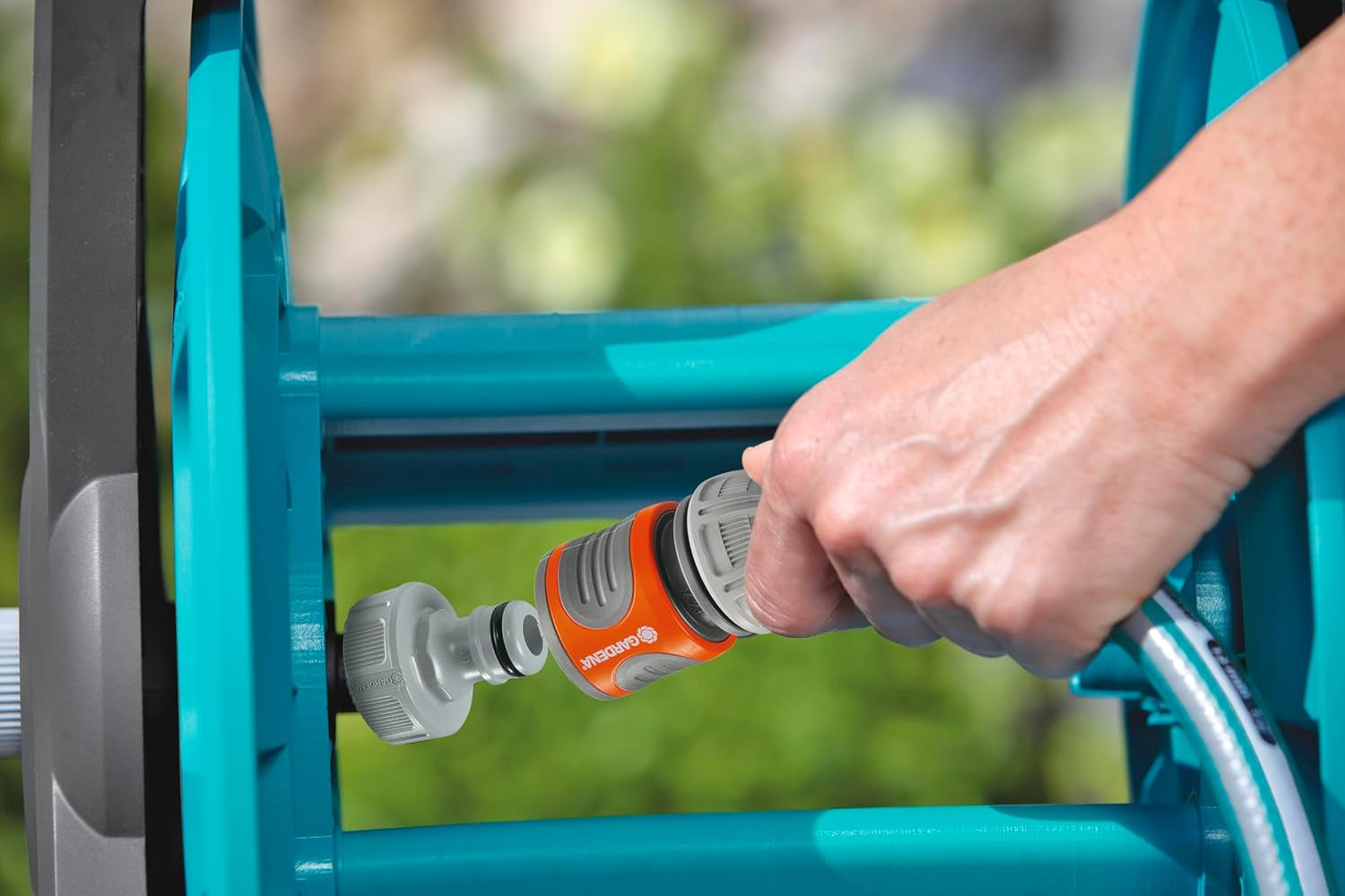 Set rolă furtun Gardena Classic de perete 50: Rolă furtun mobilă, economisitoare de spațiu, montabilă pe perete și detașabilă oricând, cu furtun de 20 m, duză de pulverizare și piese de sistem (8009-20)