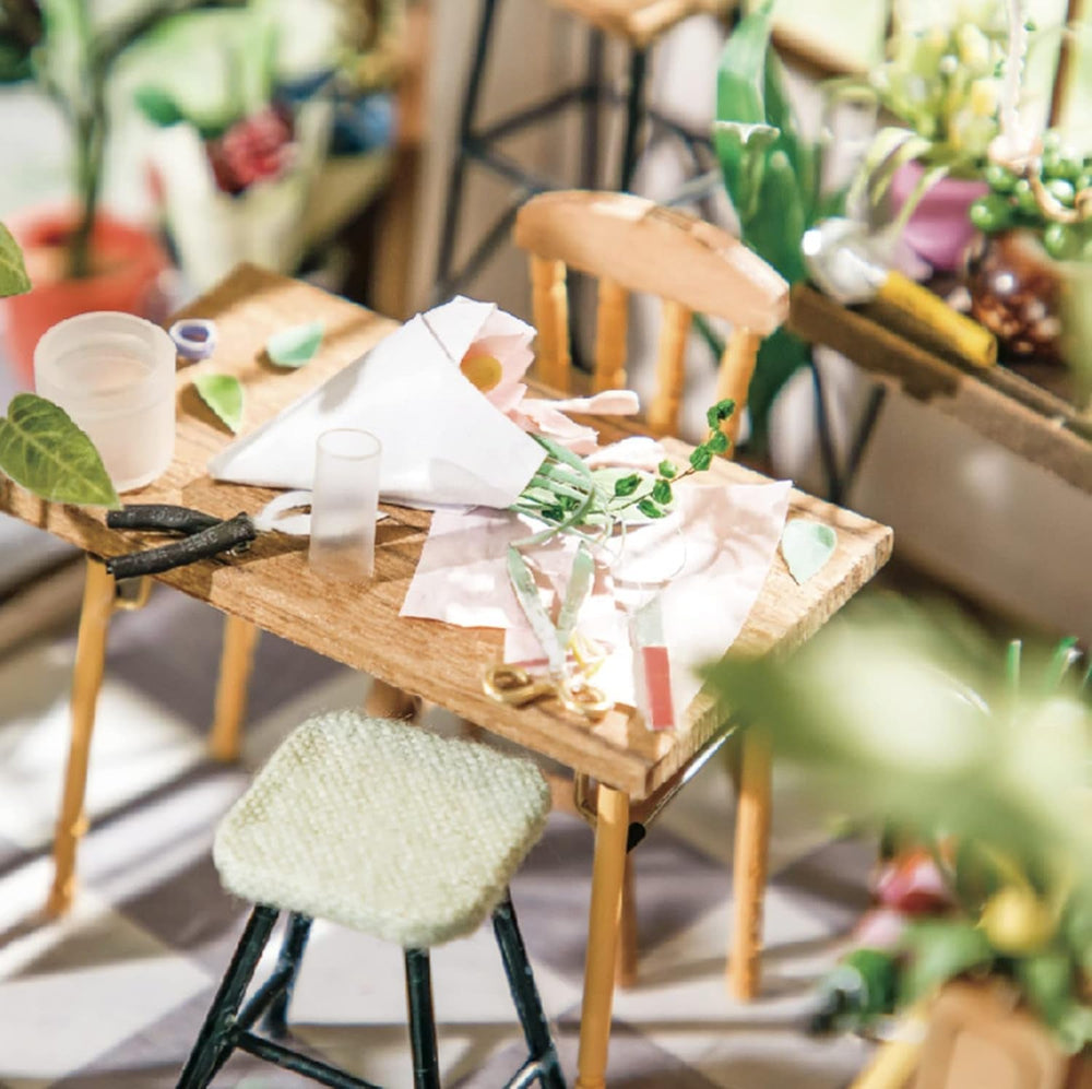 Robotime DG145 Rolife Emily's Flower Shop Miniaturowy domek dla lalek Wykonany z drewna, metalu, tkaniny i kartonu, Wymiary: 22 X 15 X 17 Cm, Domy dla lalek Naty Shop