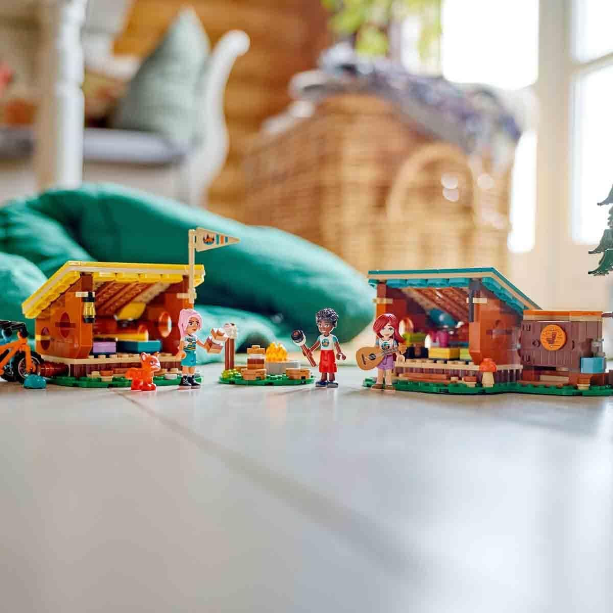 LEGO Friends Przytulne chatki na obozie przygodowym, zestaw do odgrywania ról na świeżym powietrzu, zabawka dla dziewcząt i chłopców od 7 lat z 3 figurkami i lisem, zabawka kempingowa 42624 Zestawy do budowania Besuche den LEGO-Store