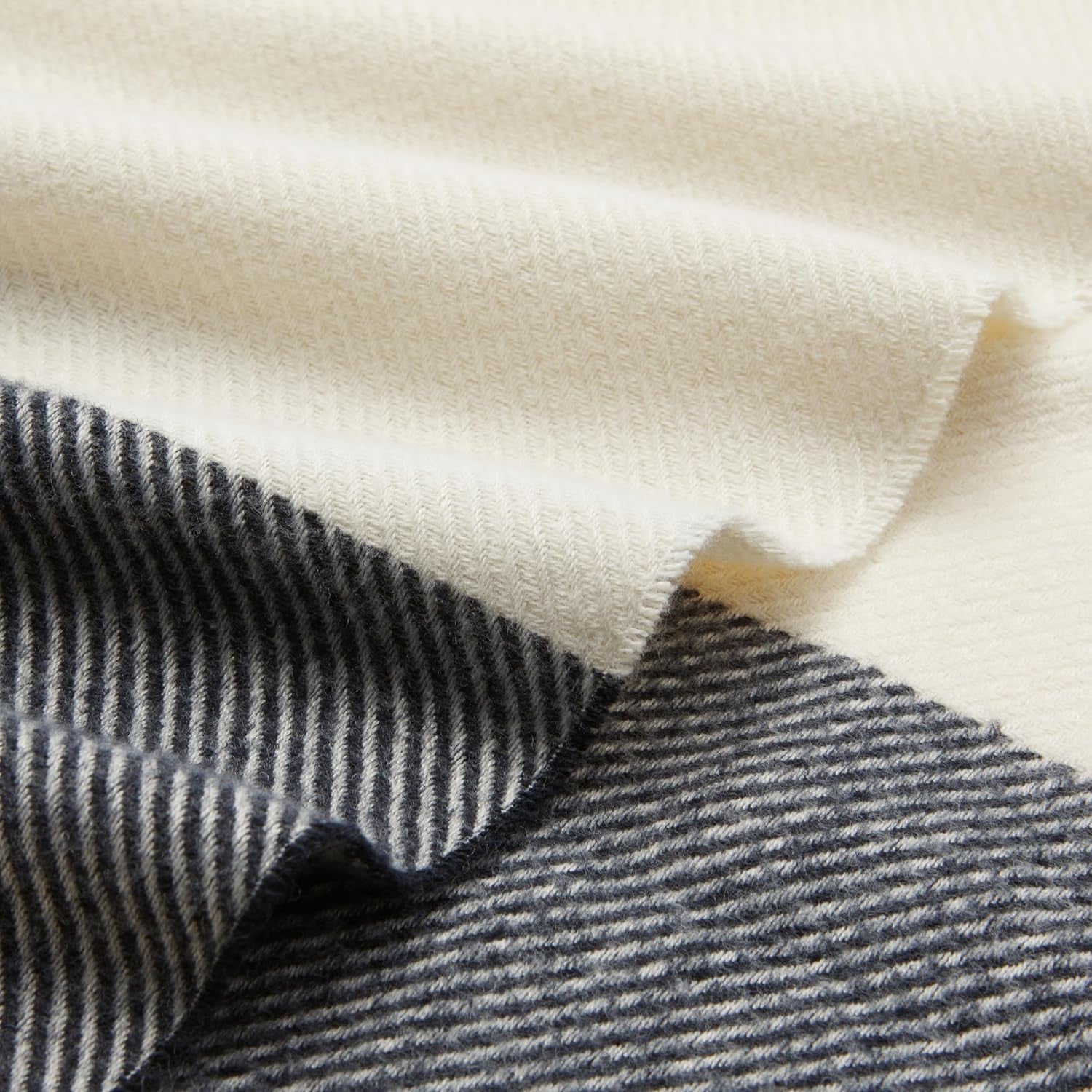 Koc Amazon Basics, lekki, poliester z recyklingu, przytulny koc z dekoracjami pokoju, 127 x 152 cm, kość słoniowa z niebieskim wzorem Sprawdź łóżka i koce Besuche den Amazon Basics-Store