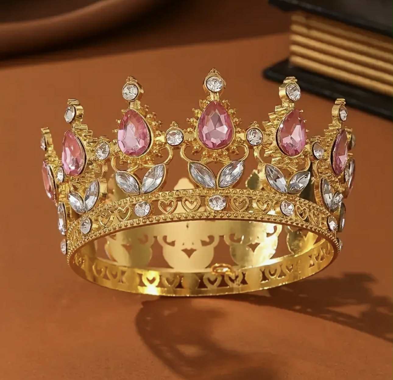 Złota metalowa korona z różowymi kamieniami