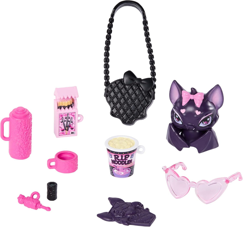Păpușa Monster High, Draculaura cu rochie roz cu funde și cardigan negru, cu liliacul Contele Fabulos și 7 accesorii precum ramen, ruj și geantă, JHK29