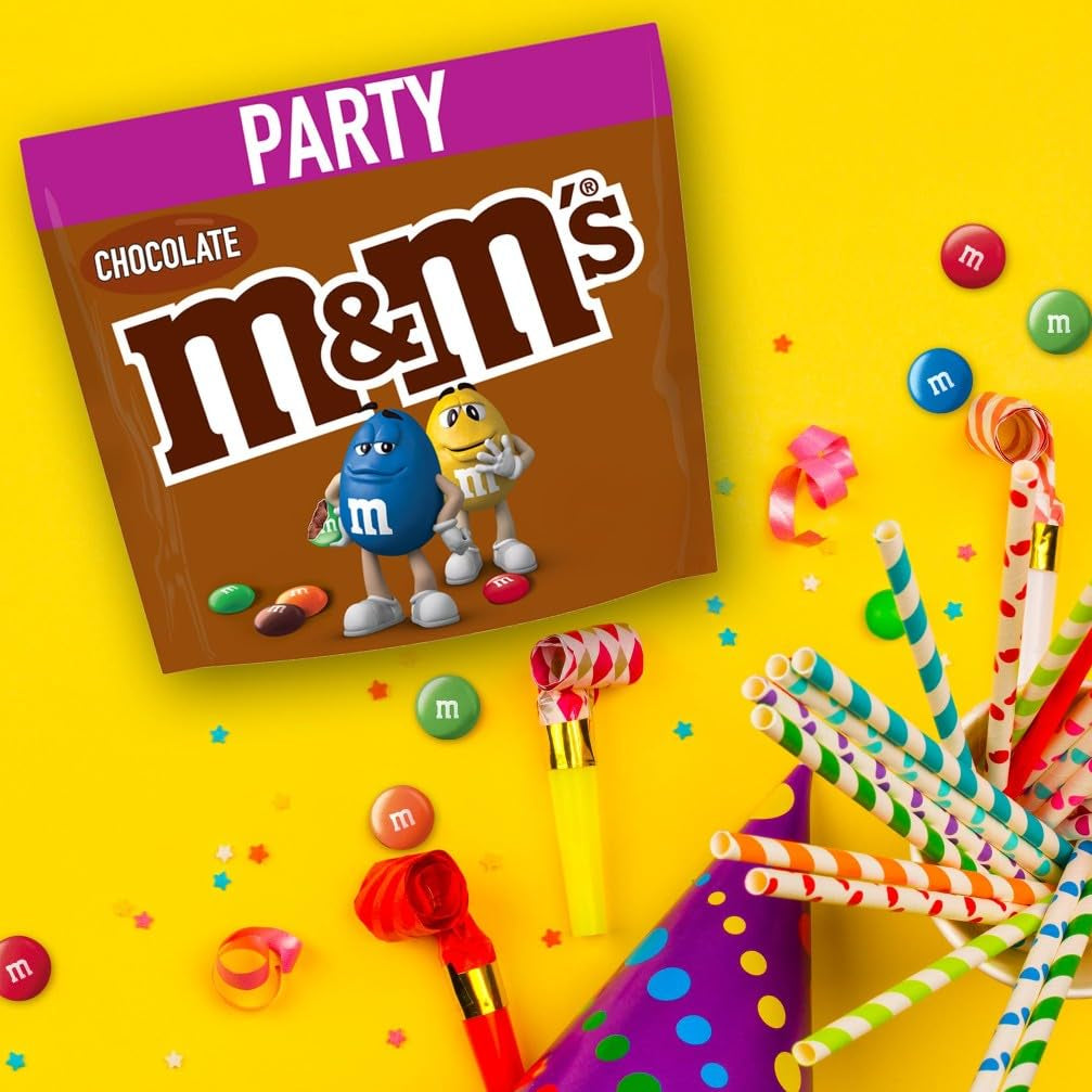 Duże opakowanie czekoladowych M&M's, chrupiąca czekoladowa soczewica z kolorową polewą cukrową, Party Mix, 1 x 800g, cukierki z motywem futbolu amerykańskiego