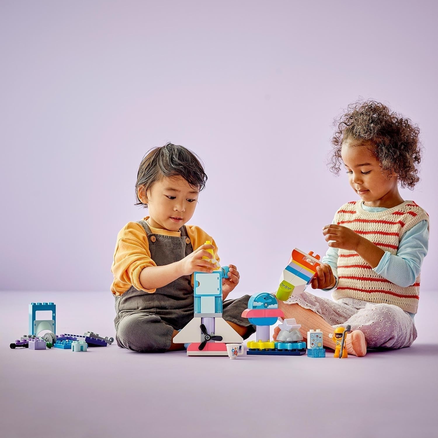 LEGO DUPLO Wahadłowiec kosmiczny 3 w 1 Mnóstwo przygód Zestaw kosmiczny Rakieta dla dzieci Zabawka naukowa do budowania Wczesny rozwój umiejętności motorycznych Prezent dla 3-latków 10422 Zestawy do budowania Beuche den LEGO-Store