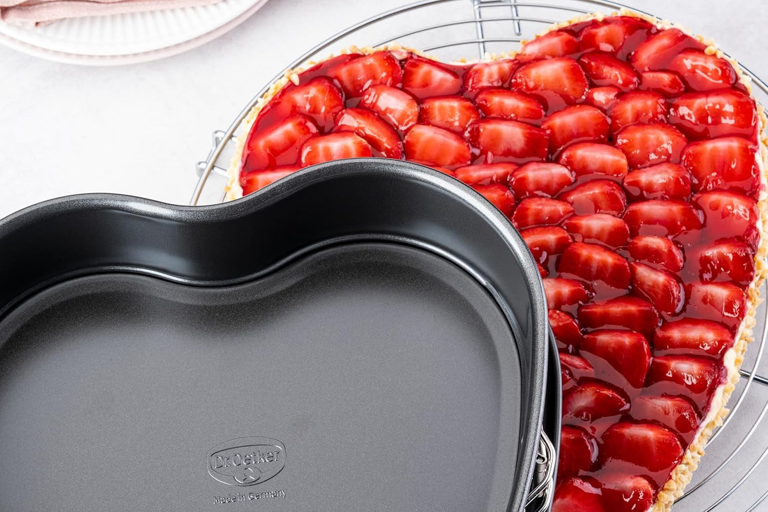 Tavă de tort Dr. Oetker în formă de inimă cu fund antiaderent, 25 cm, tavă de tort cu fund plat, tavă de copt în formă de inimă și antiaderentă din oțel cu strat antiaderent, cantitate: 1 bucată, 1479 negru