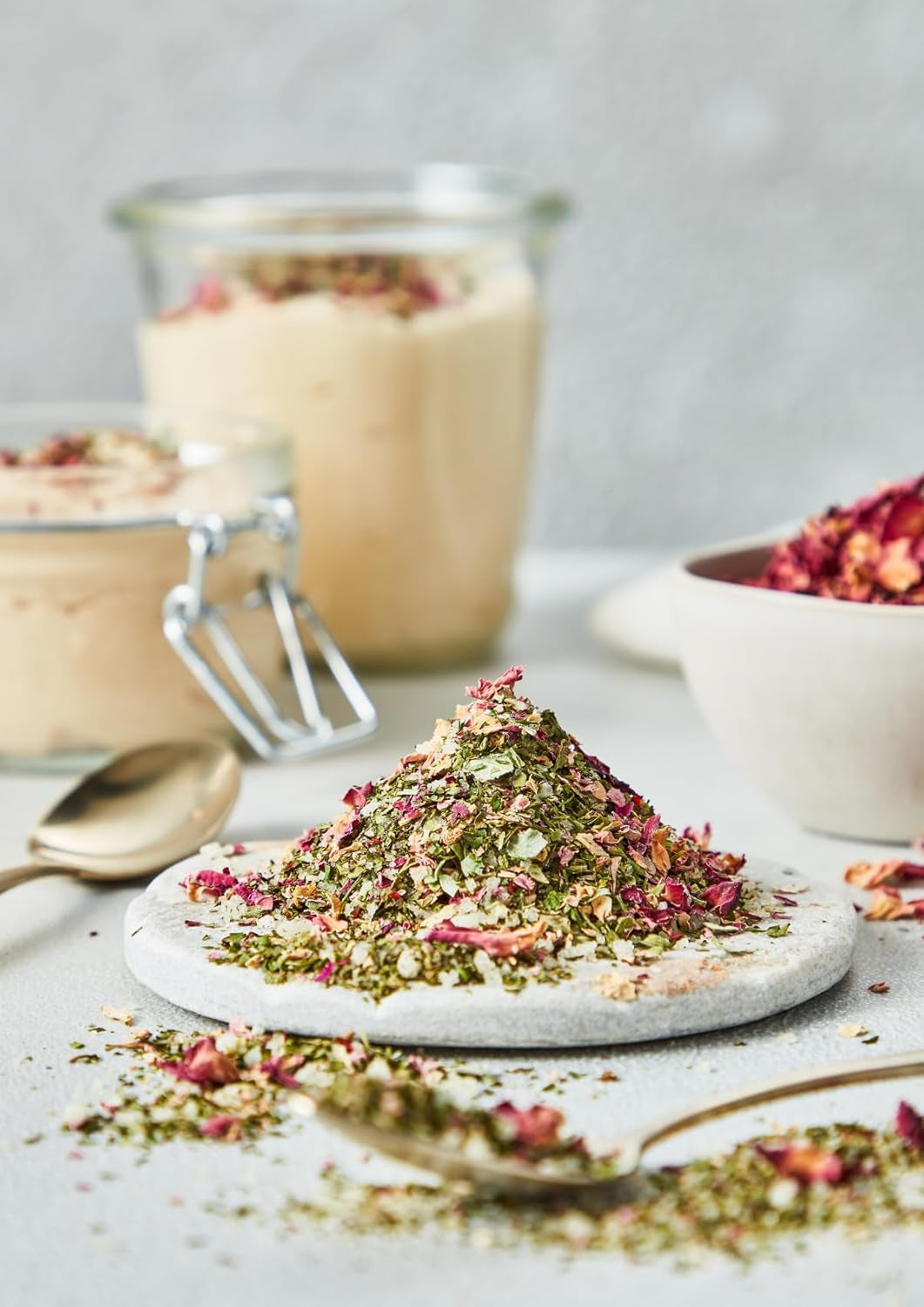 Fuchs Gewurze - Blumiges Kräutersalz | Gewürzsalz mit Rosenblütenblättern, Minze & Salz | Verfeinert Gemüse und Pasta-Gerichte | 45 g im wiederverschließbaren Gewürzglas